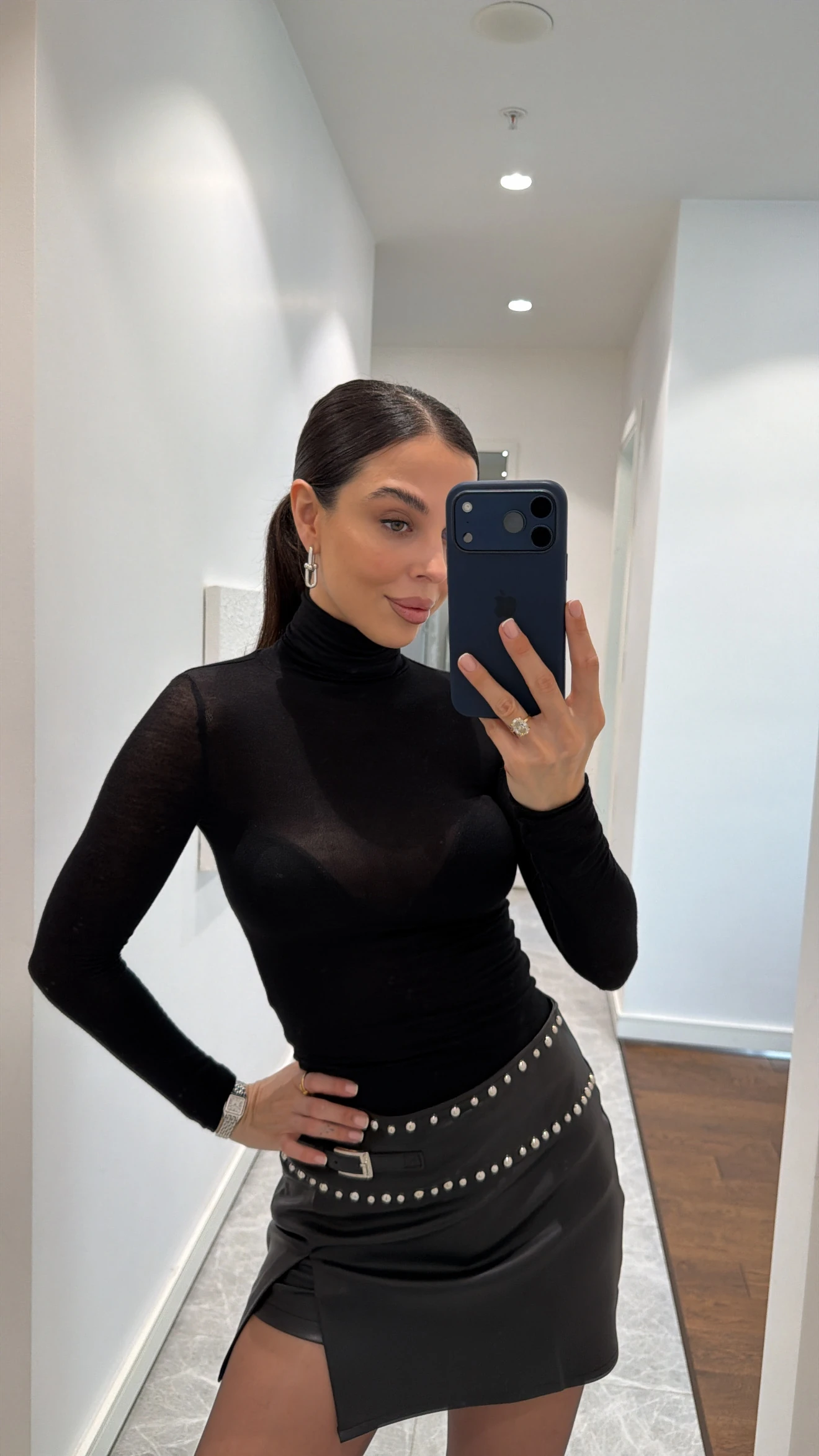 DİK YAKA TRANSPARAN BLUZ - SİYAH