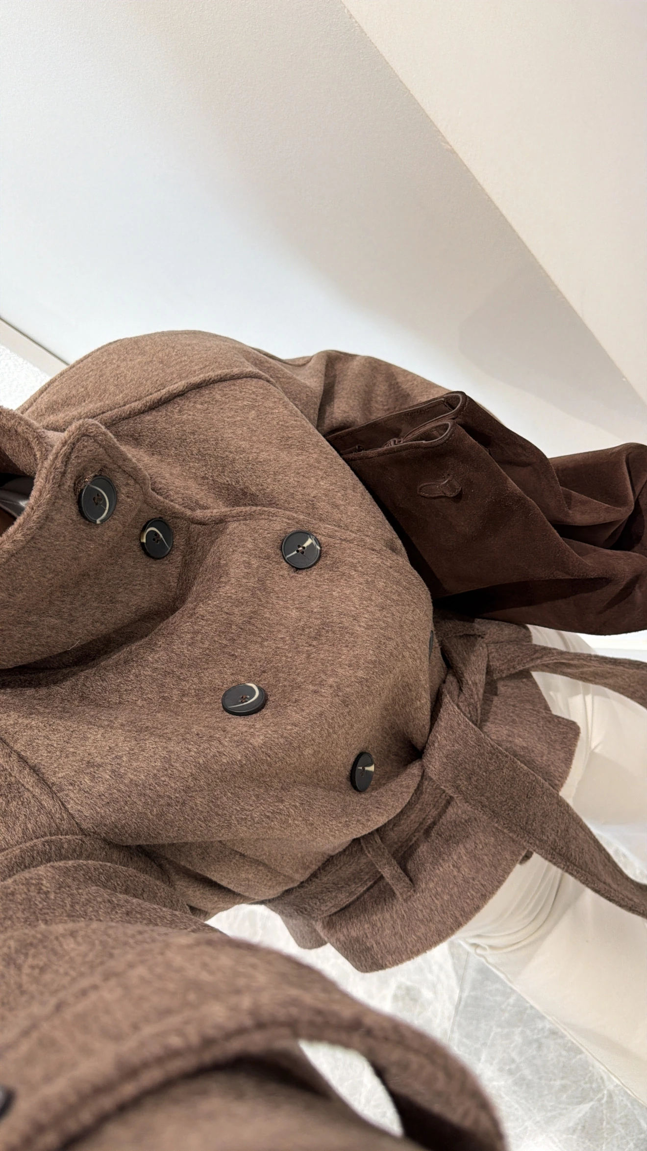 DİK YAKA KEMERLİ KAŞE KABAN