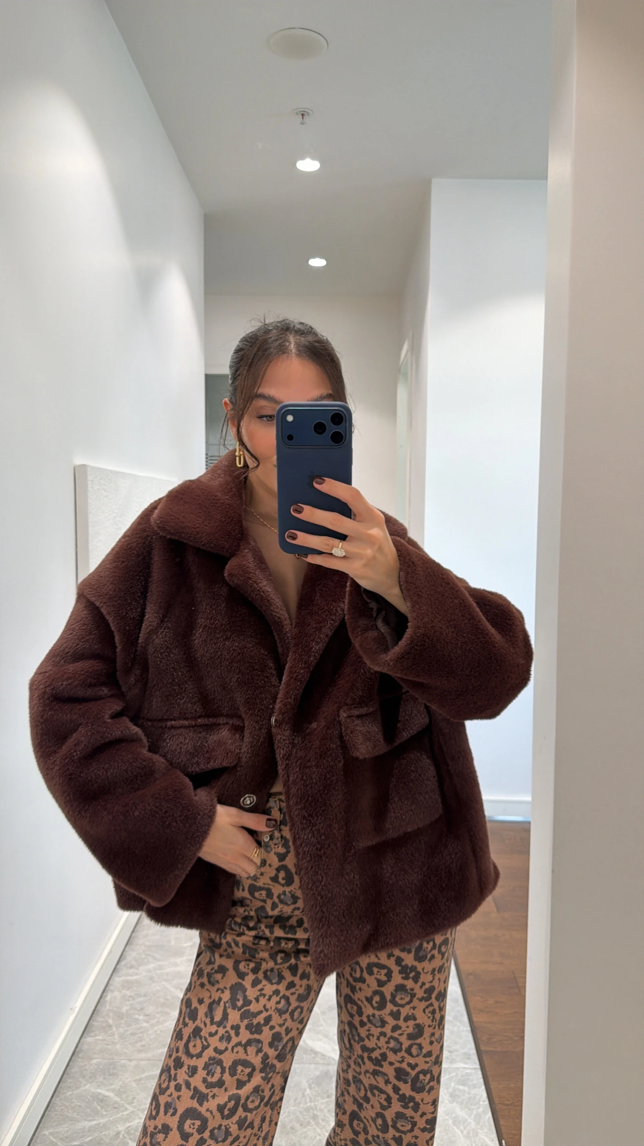 YUMUŞAK DOKULU KÜRK KISA KABAN - KAHVE