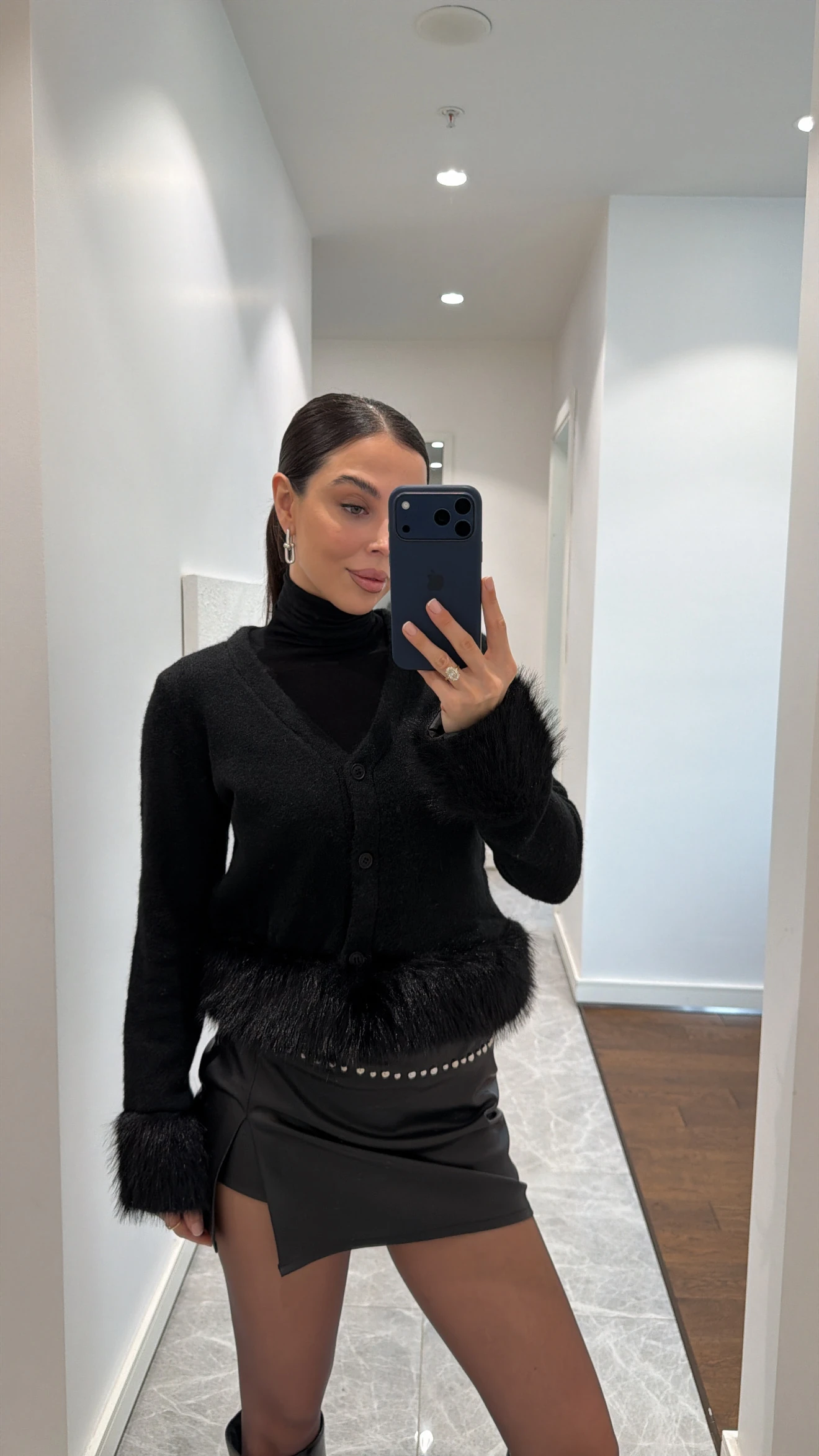 SİYAH KÜRKLÜ TRİKO HIRKA