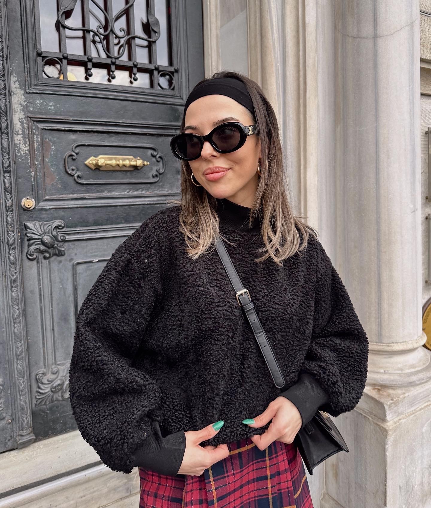 Siyah peluş boğazlı kalın tam boy sweatshirt