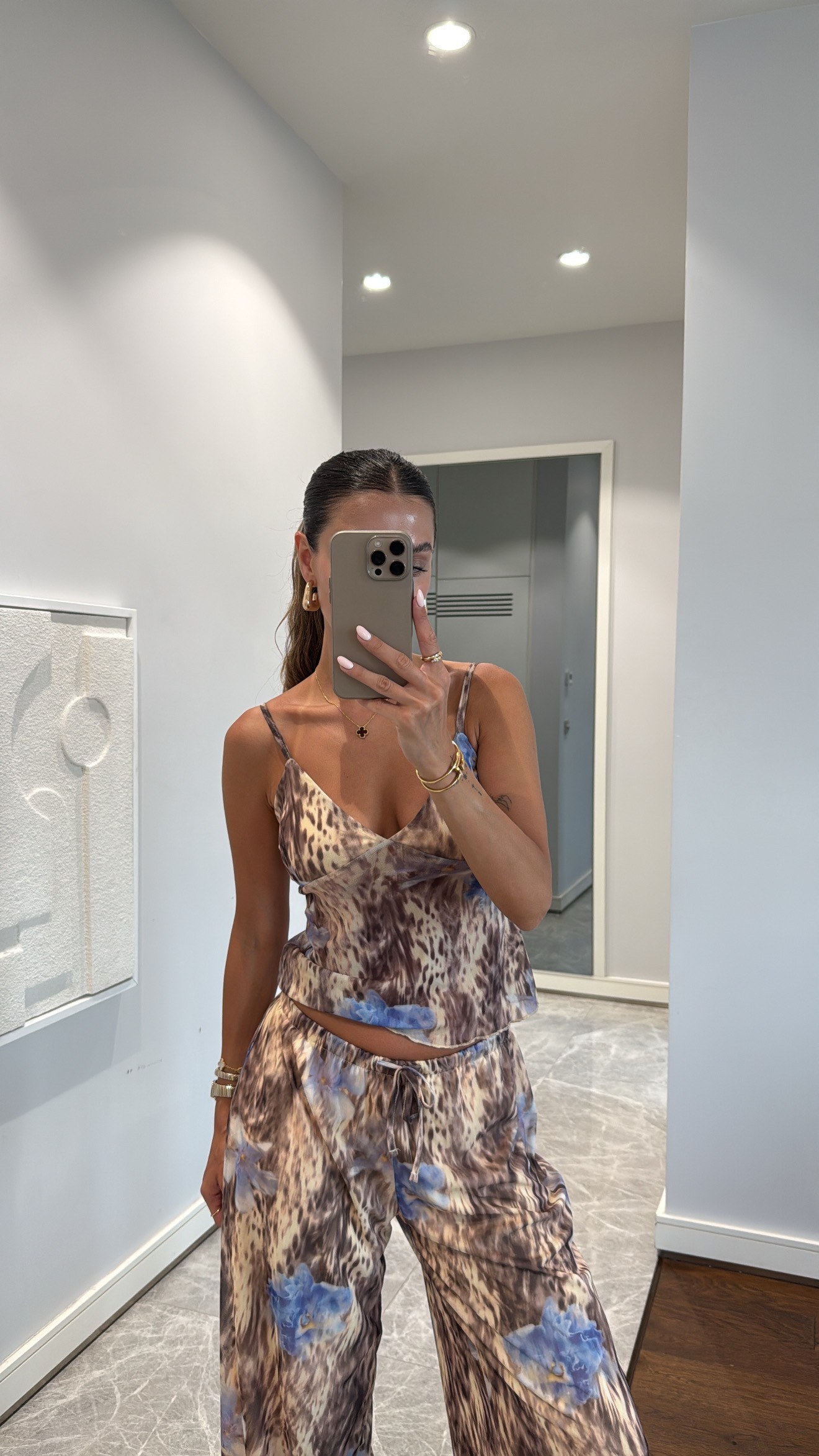 V YAKA RENKLİ ASKILI TAKIM