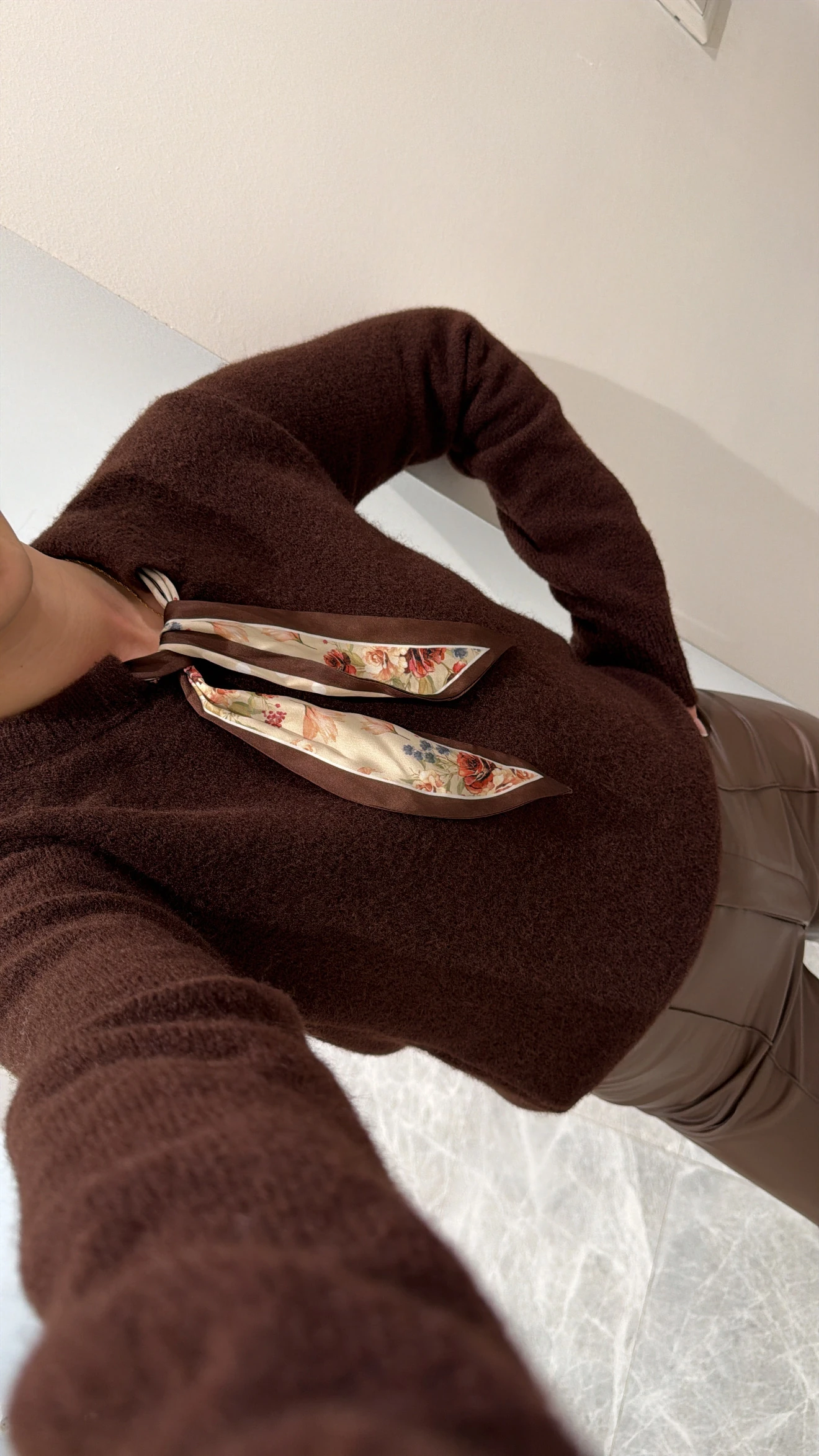 BİSİKLET YAKA FULARLI TRİKO KAZAK