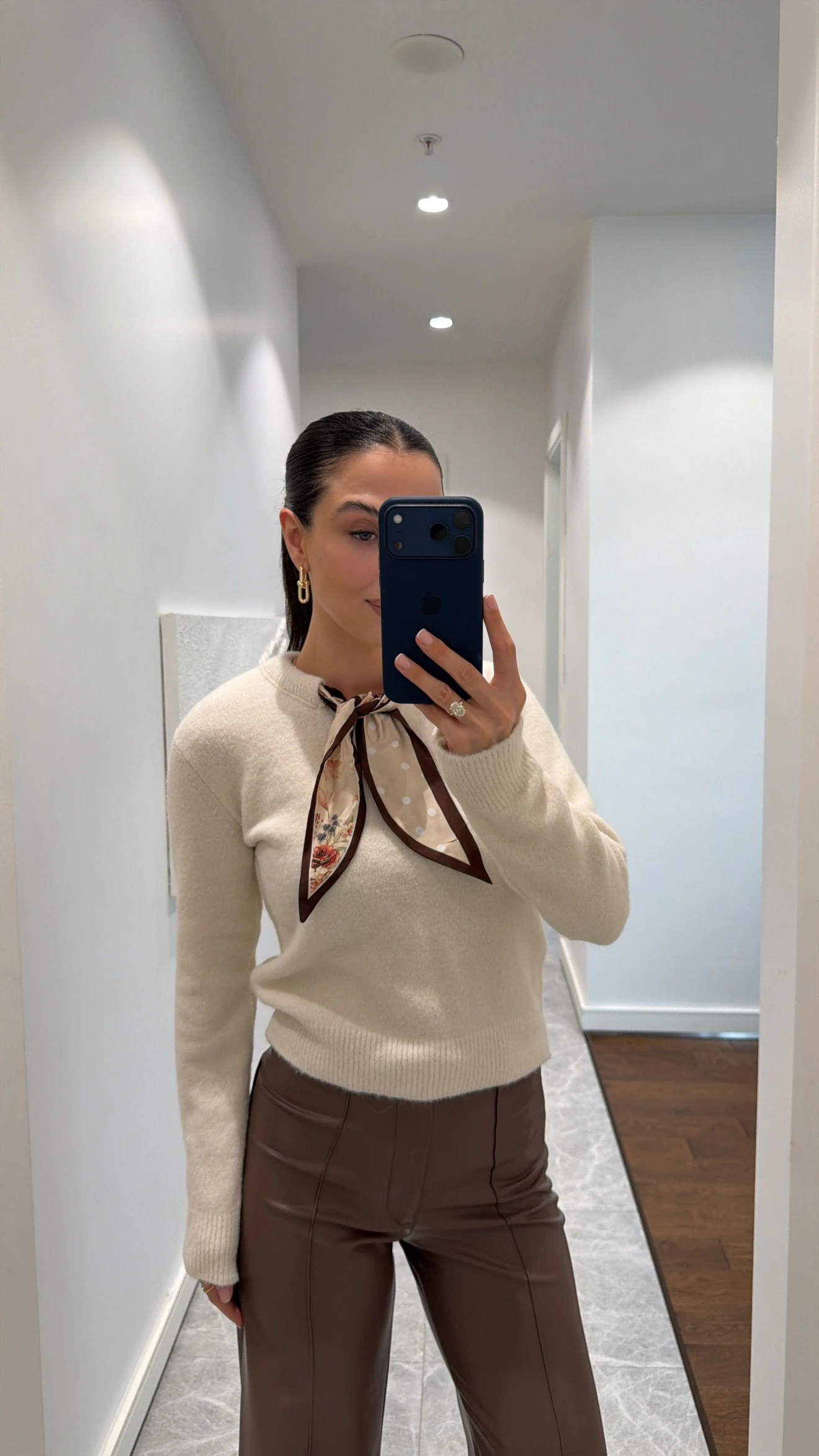 BİSİKLET YAKA FULARLI TRİKO KAZAK - TAŞ