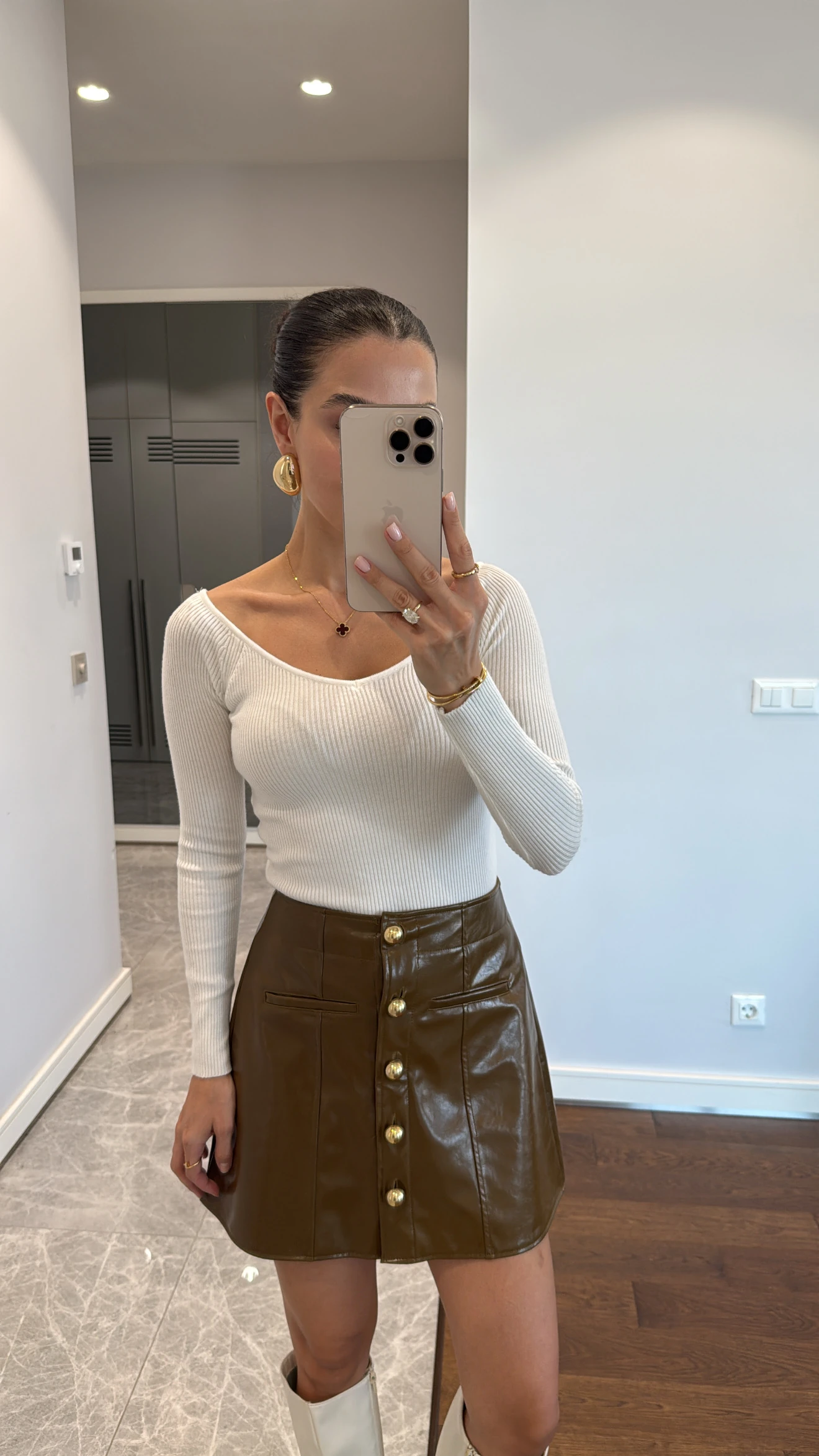 LEATHER MINI SKIRT WITH BUTTON DETAILED