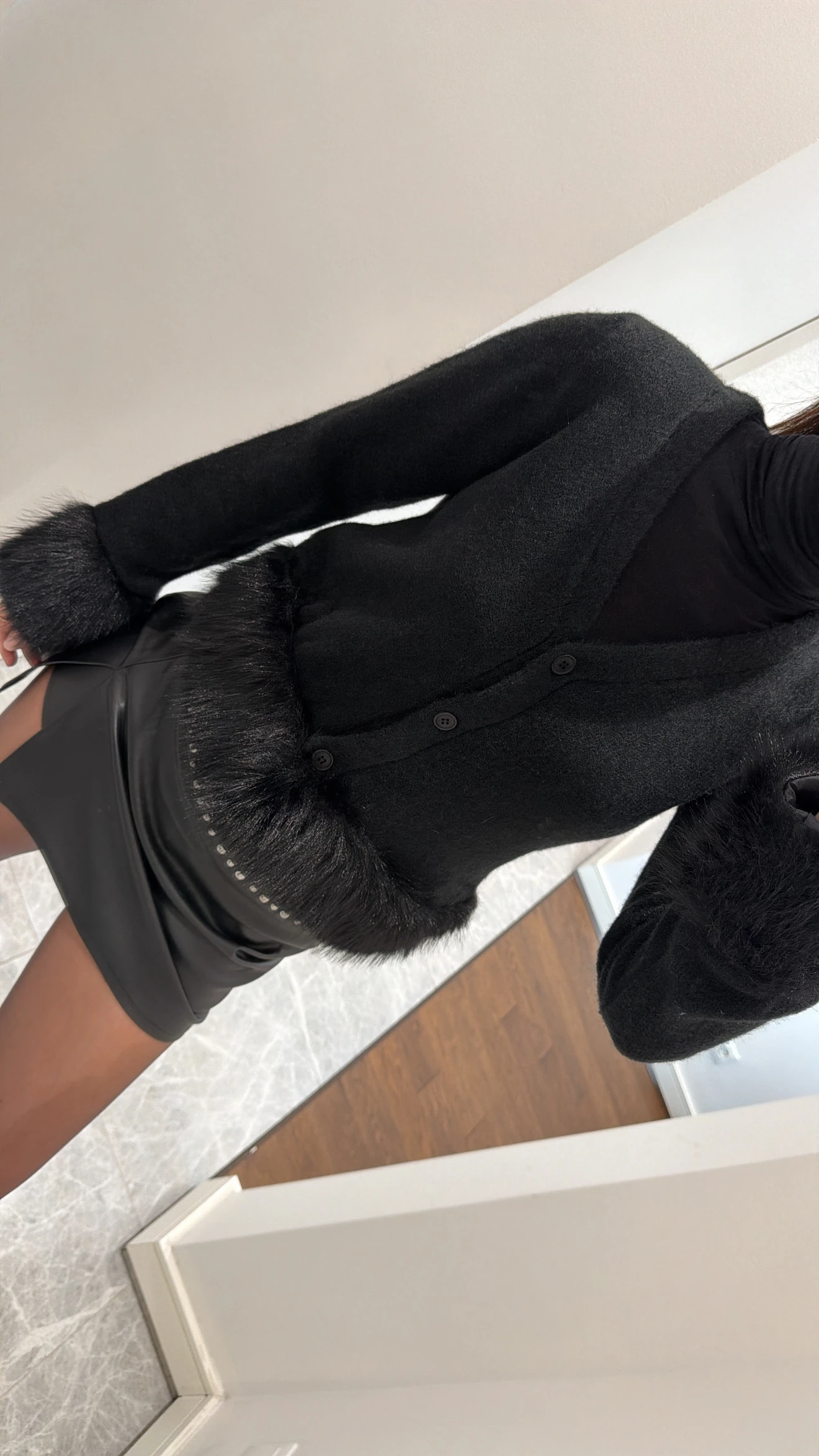 SİYAH KÜRKLÜ TRİKO HIRKA