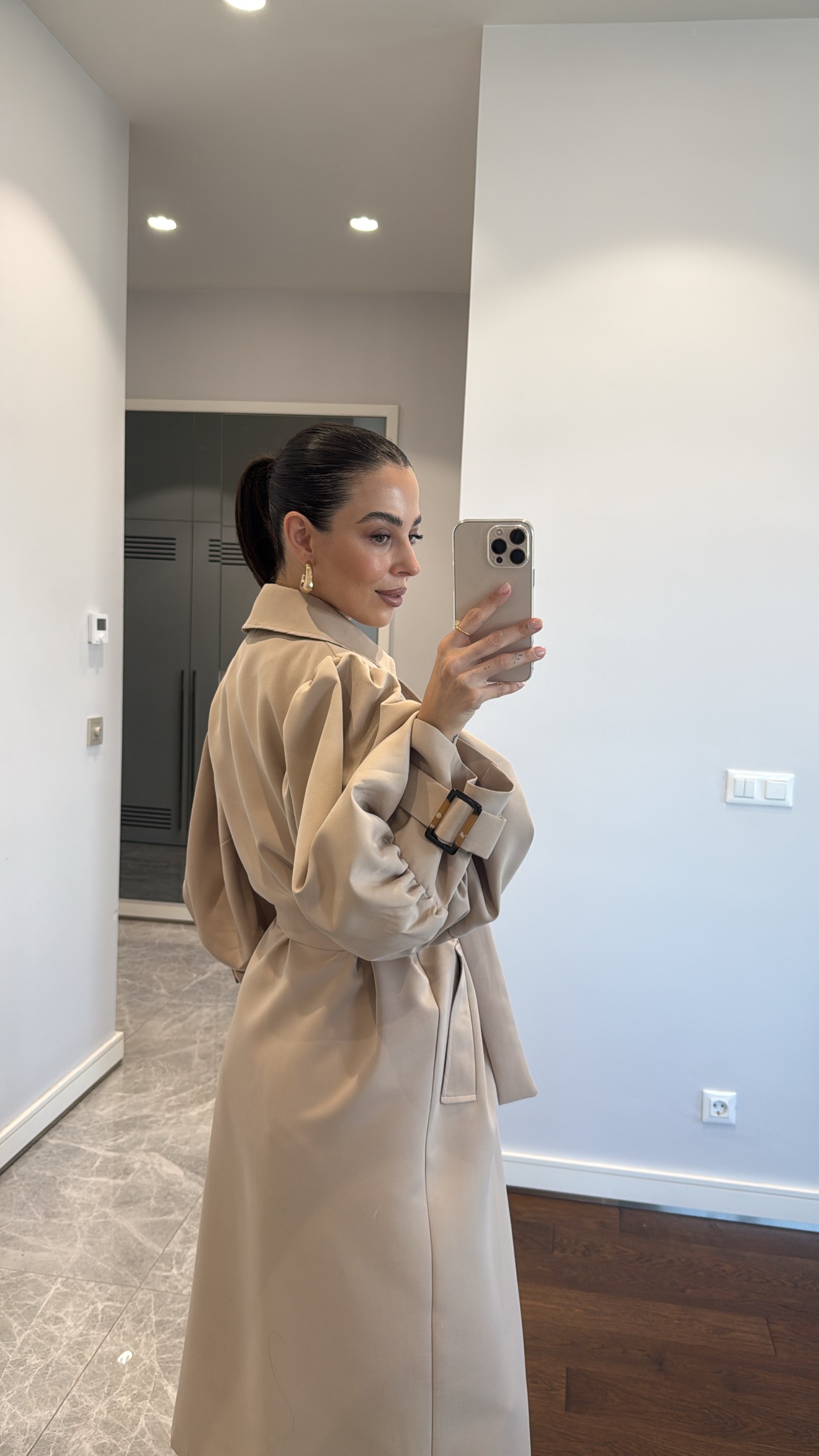 KOL DETAYLI KUŞAKLI TRENÇKOT