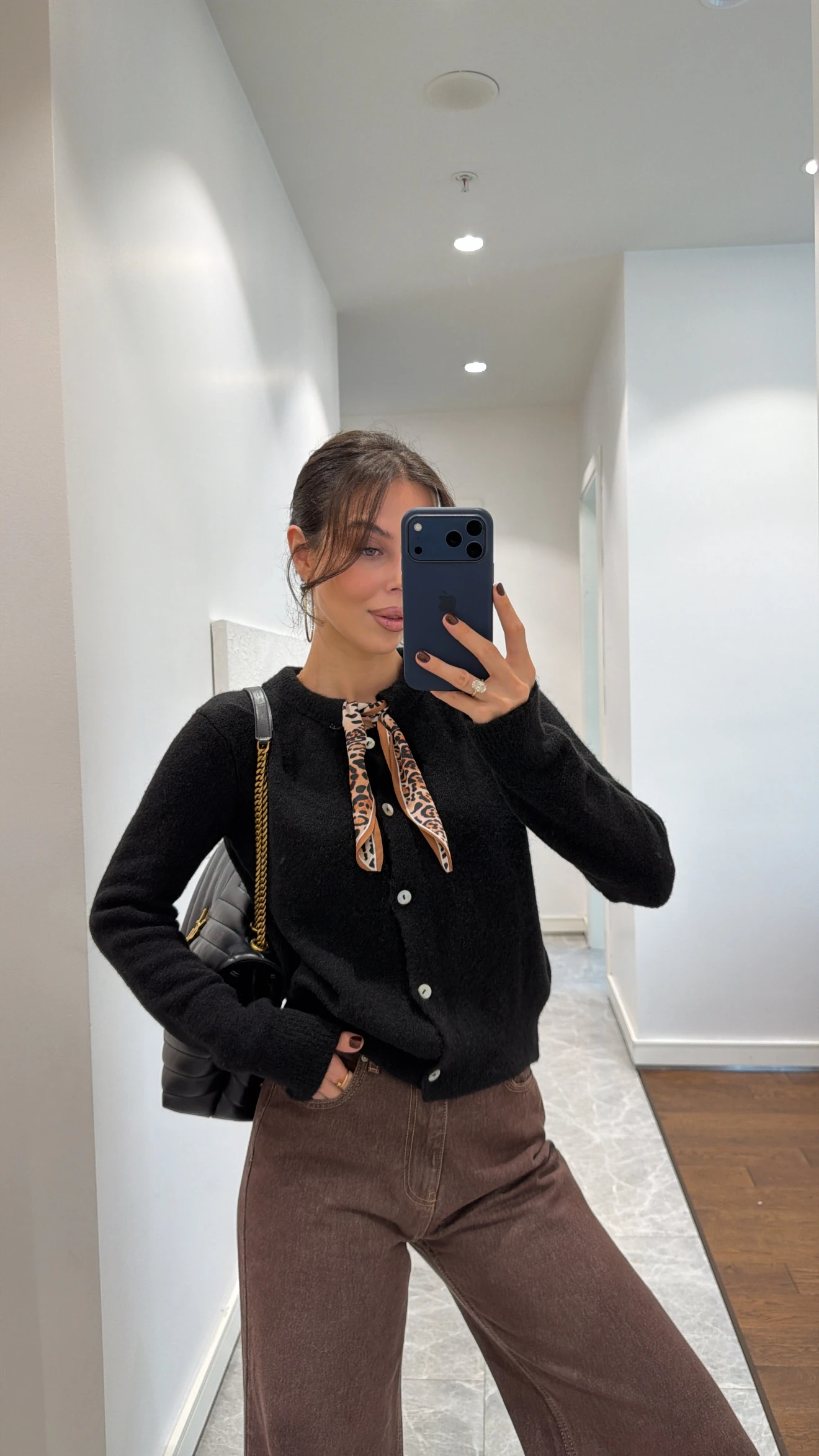 FULAR DETAYLI YUMUŞAK TRİKO HIRKA - SİYAH