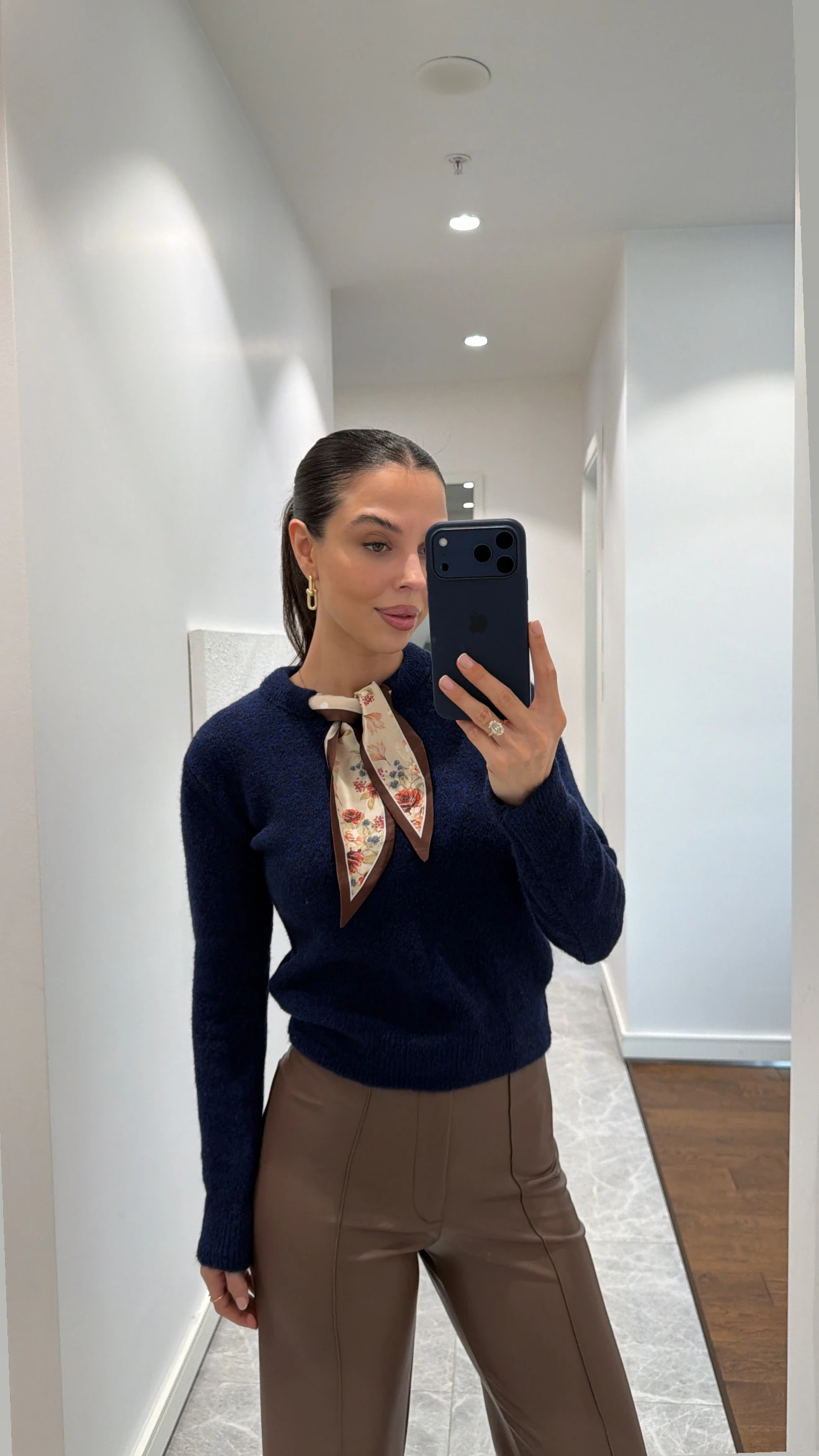 BİSİKLET YAKA FULARLI TRİKO KAZAK - LACİVERT