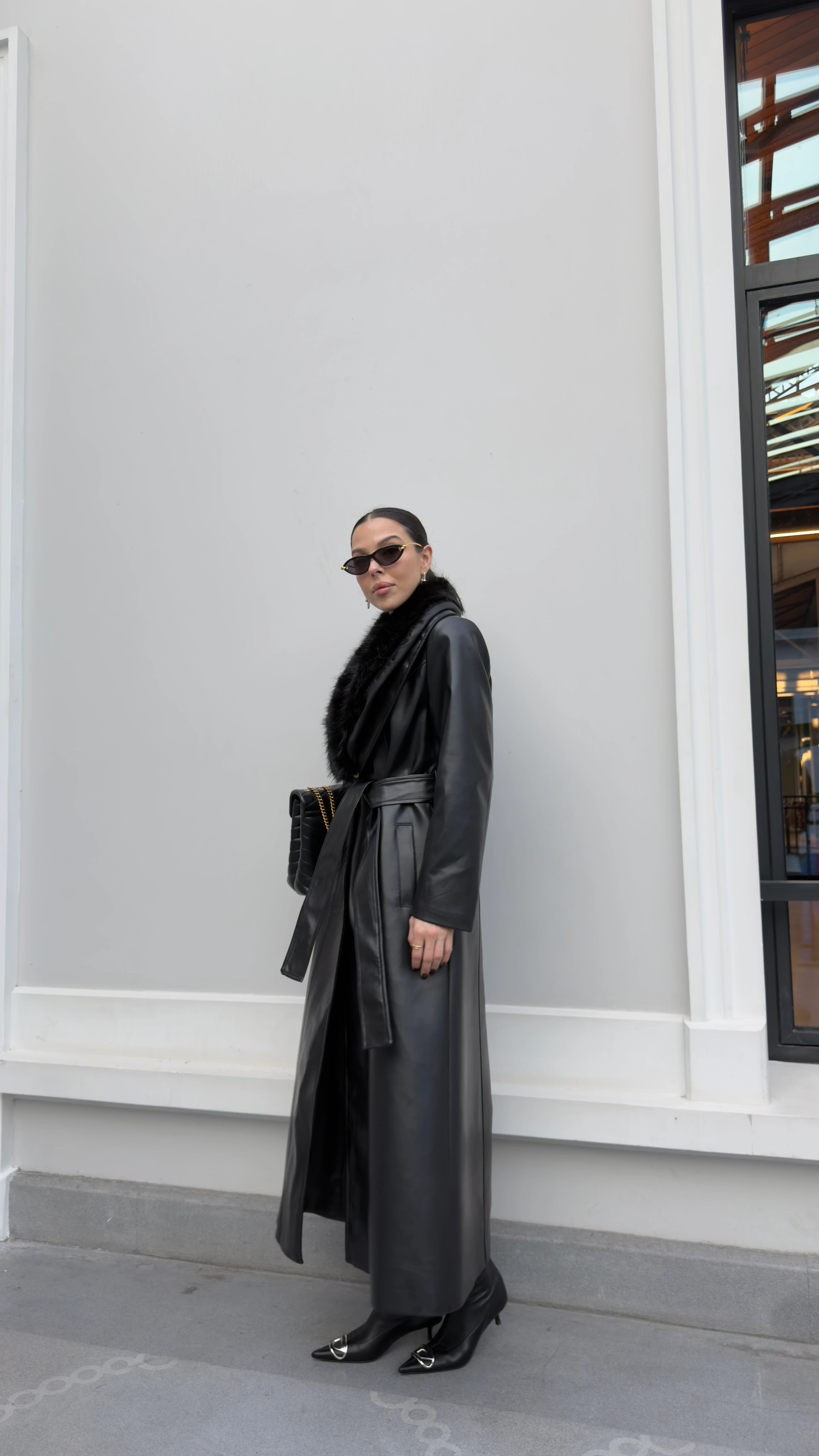 YAKASI KÜRKLÜ SİYAH DERİ KABAN