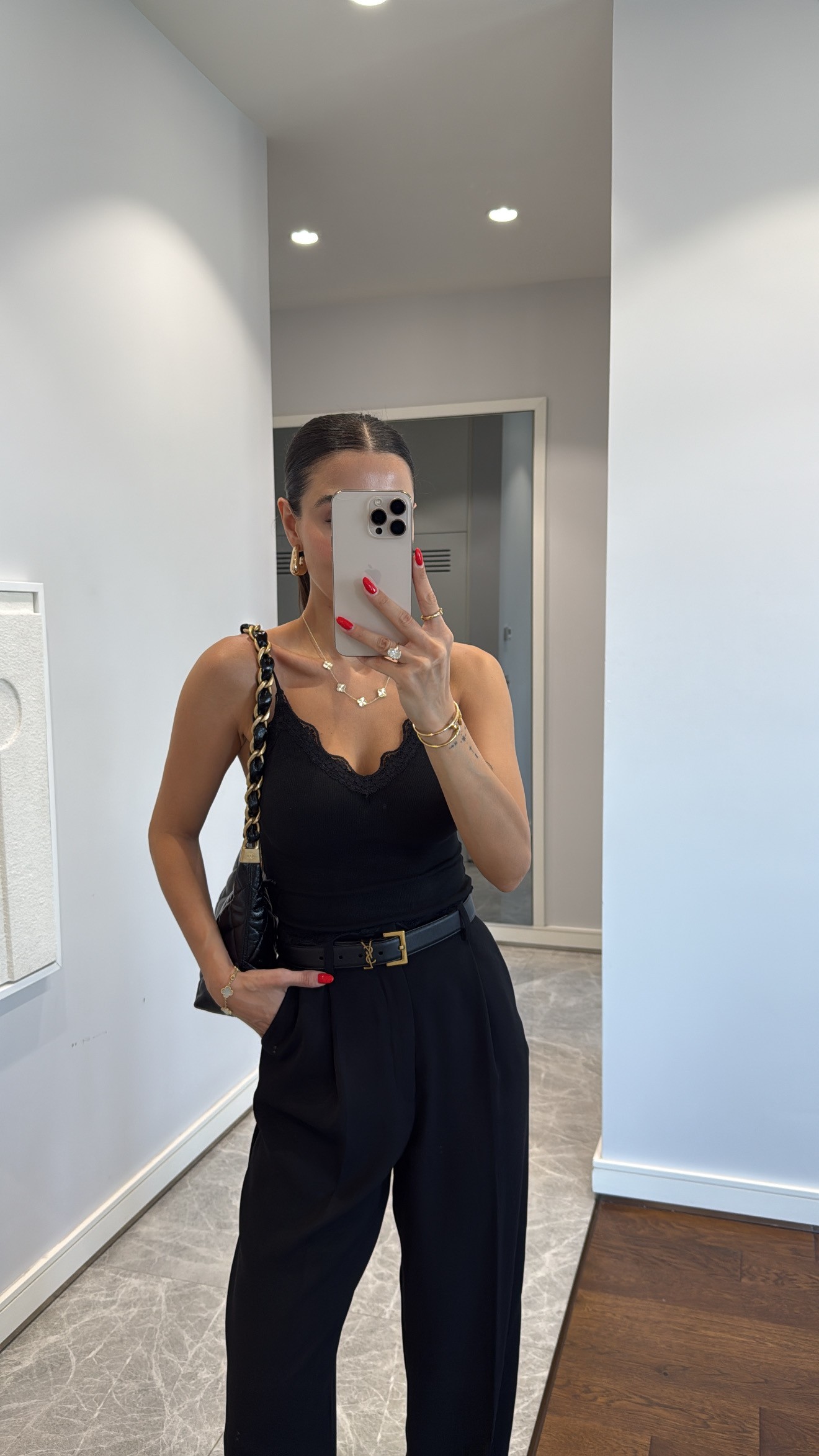 DANTEL DETAYLI ASKILI BLUZ - SİYAH
