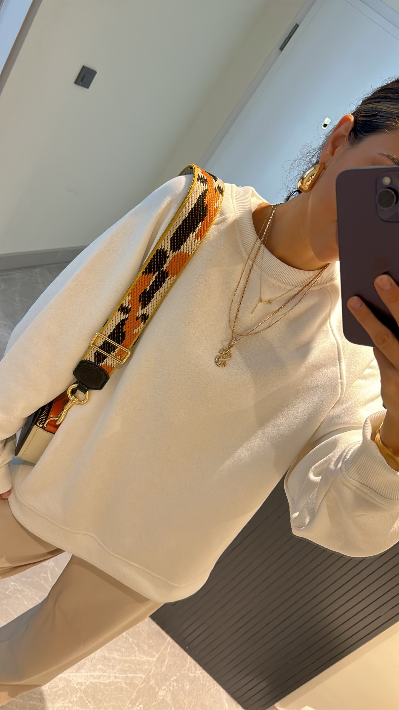 etiketli şardonlu içi pamuklu beyaz oversize sweat