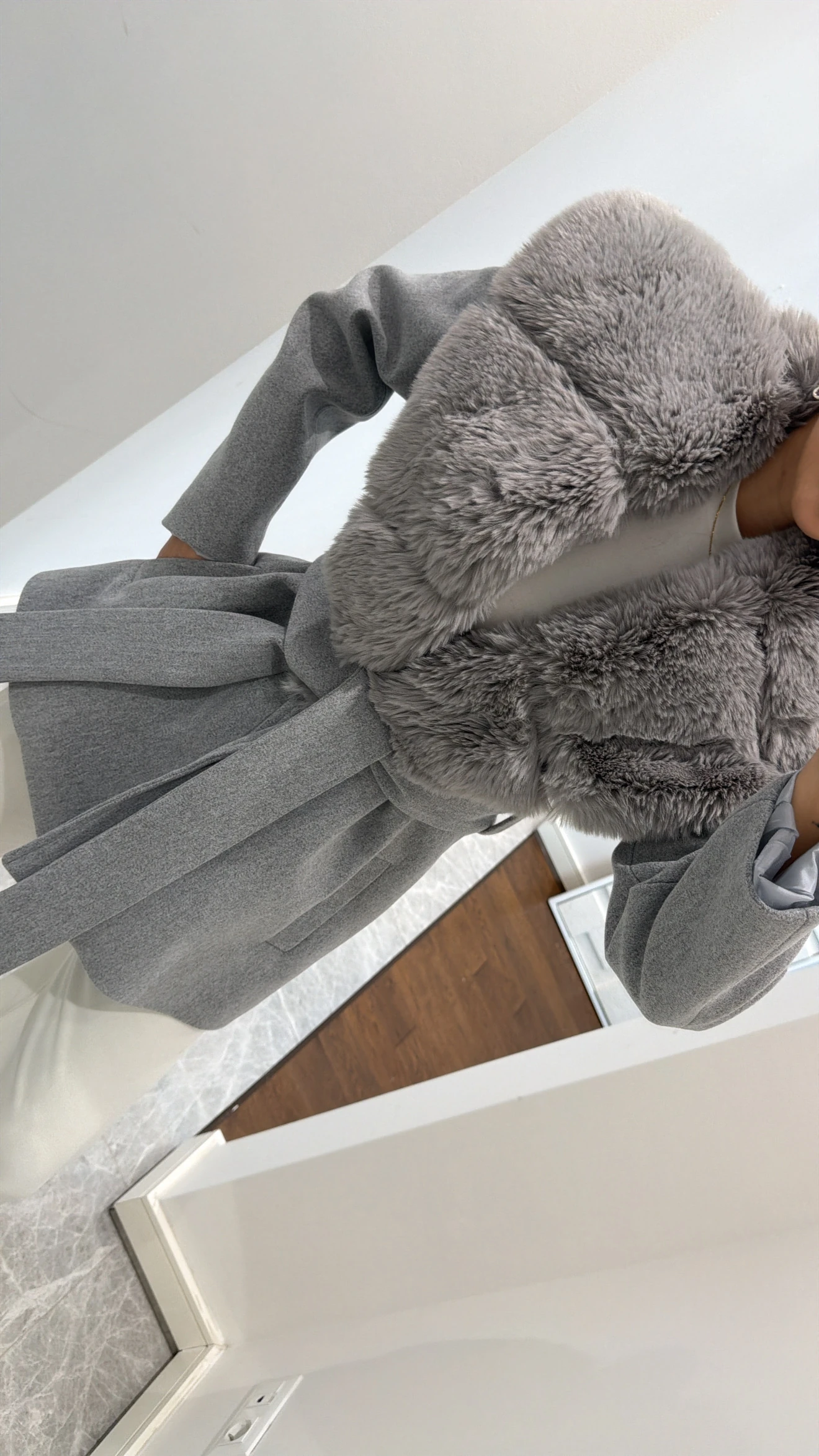 YAKASI KÜRKLÜ KAŞE KUŞAKLI KABAN