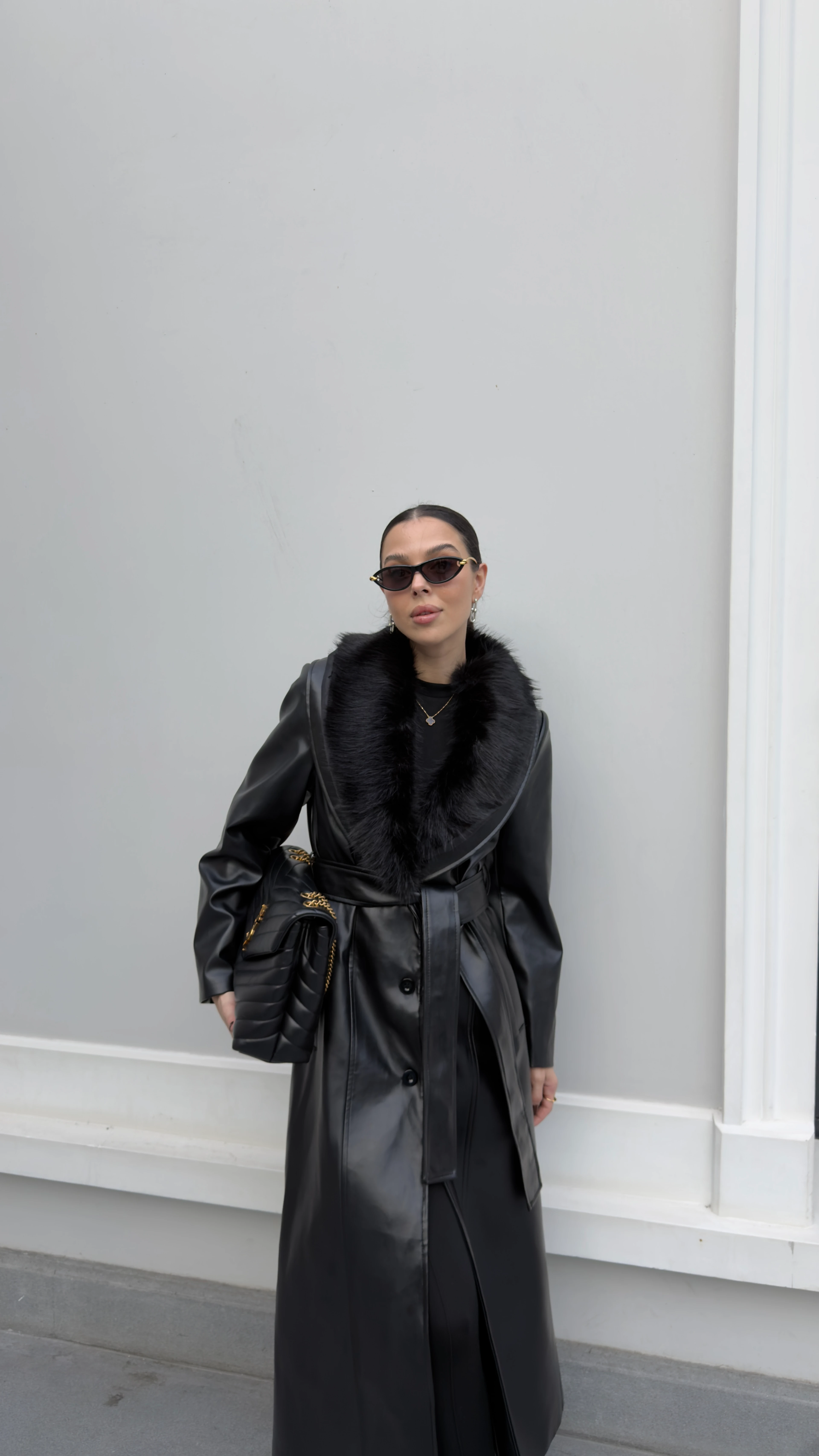 YAKASI KÜRKLÜ SİYAH DERİ KABAN