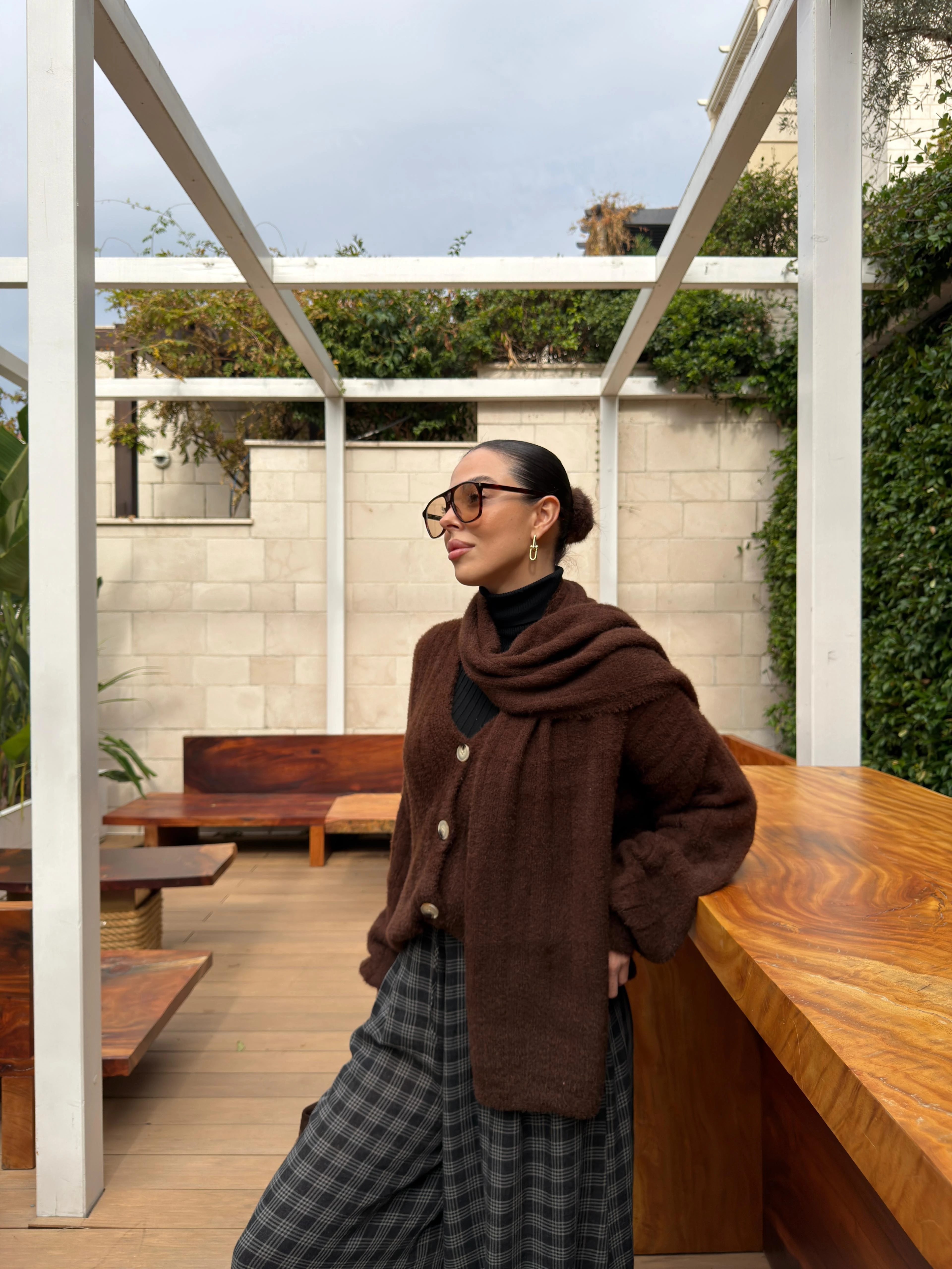 BEARDED CARDIGAN WITH SOFT TEXTURE SCARF - COFFEE