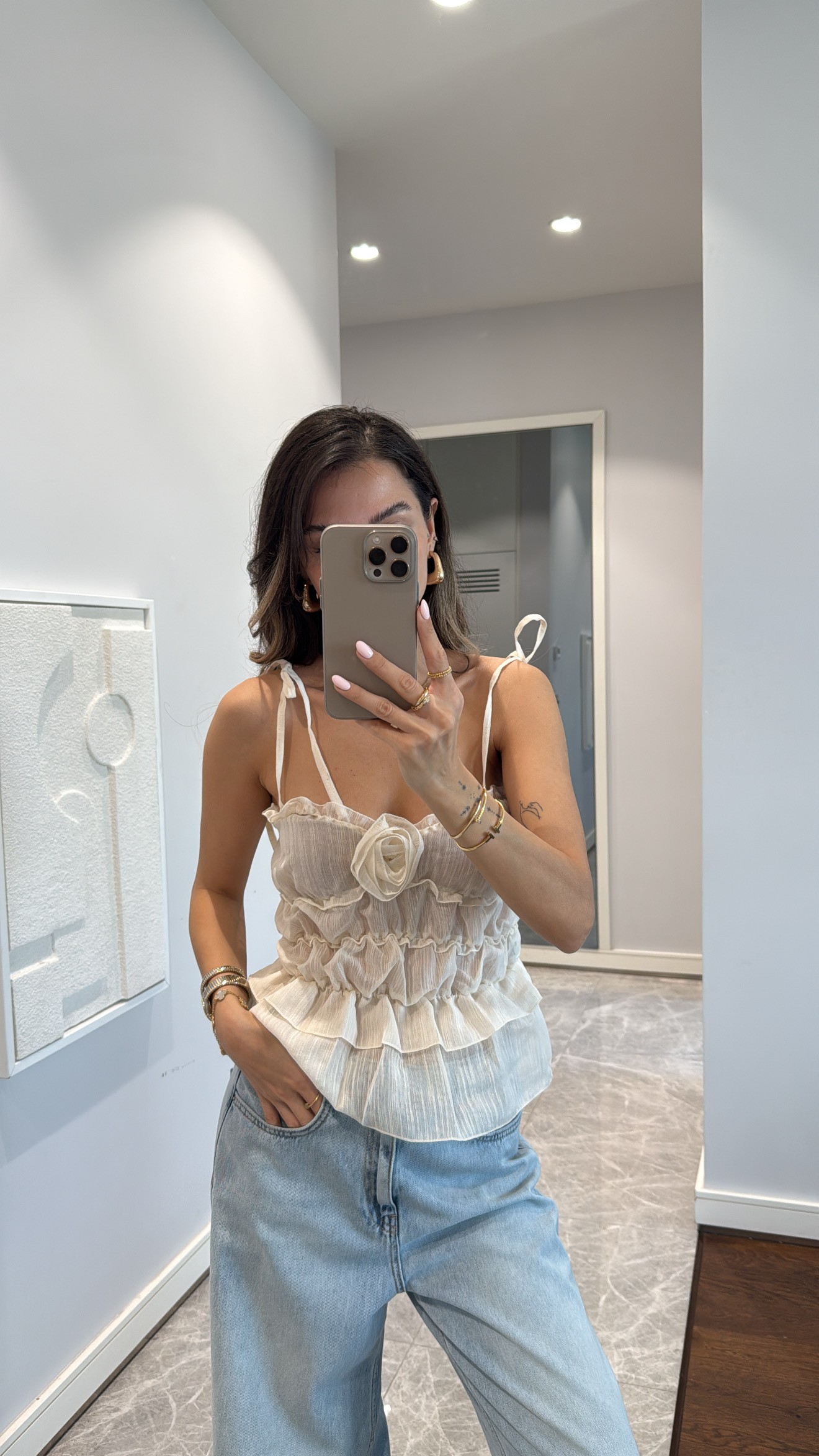FIRFIRLI GÜL DETAYLI ASKILI BLUZ - KREM
