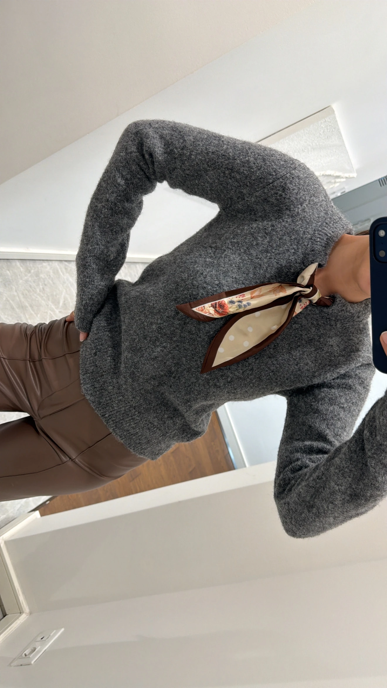 BİSİKLET YAKA FULARLI TRİKO KAZAK