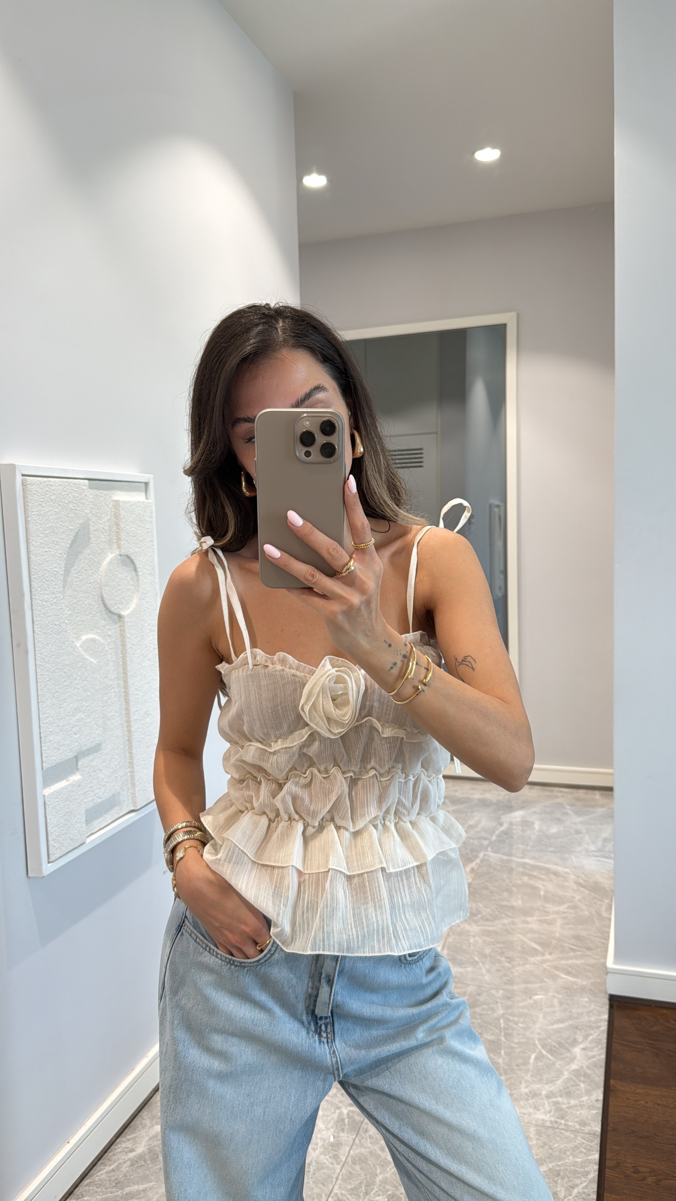 FIRFIRLI GÜL DETAYLI ASKILI BLUZ