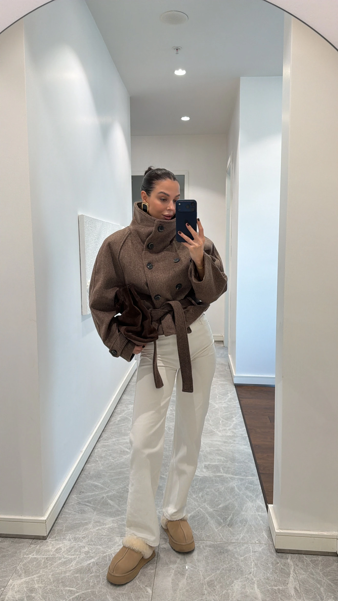 DİK YAKA KEMERLİ KAŞE KABAN