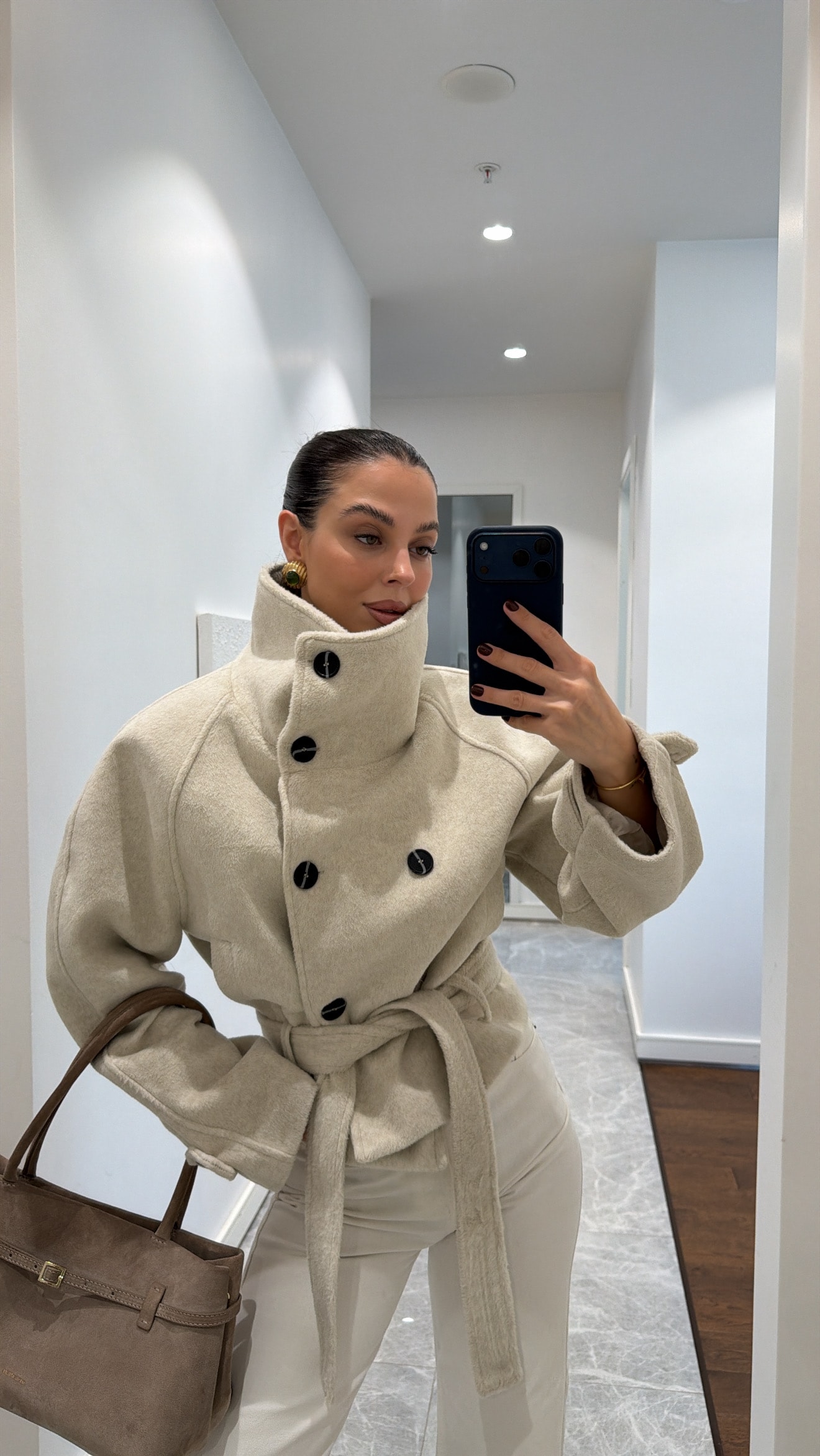 DİK YAKA KEMERLİ KAŞE KABAN - Bej