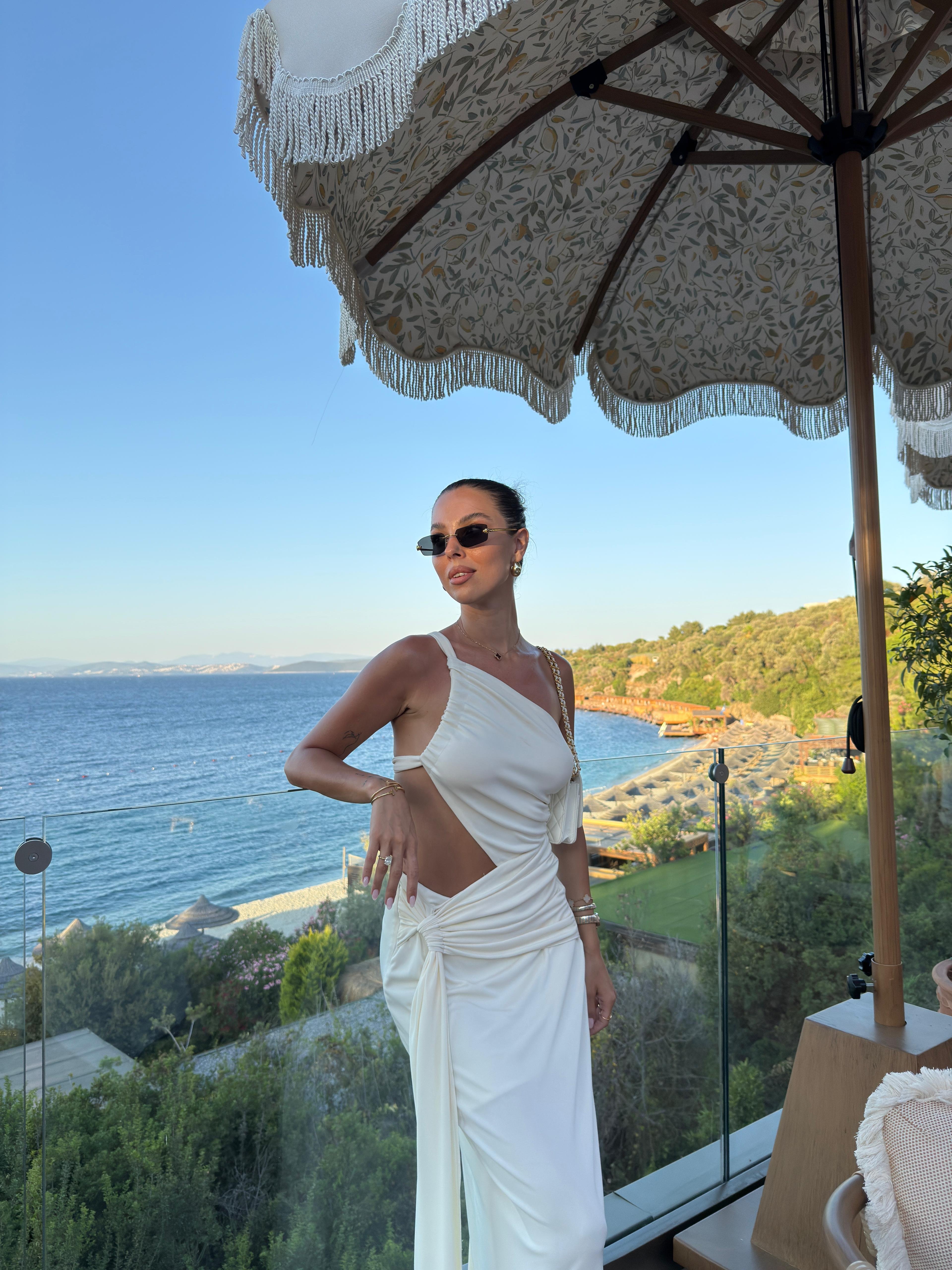 BEYAZ YIRTMAÇ DETAYLI CUT-OUT ELBİSE