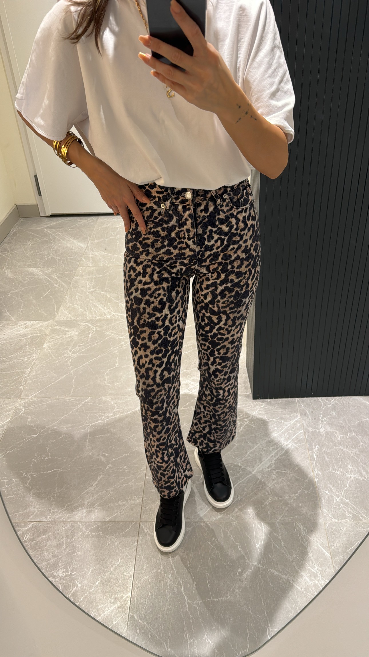 etiketli leopar boru paça jean pantolon