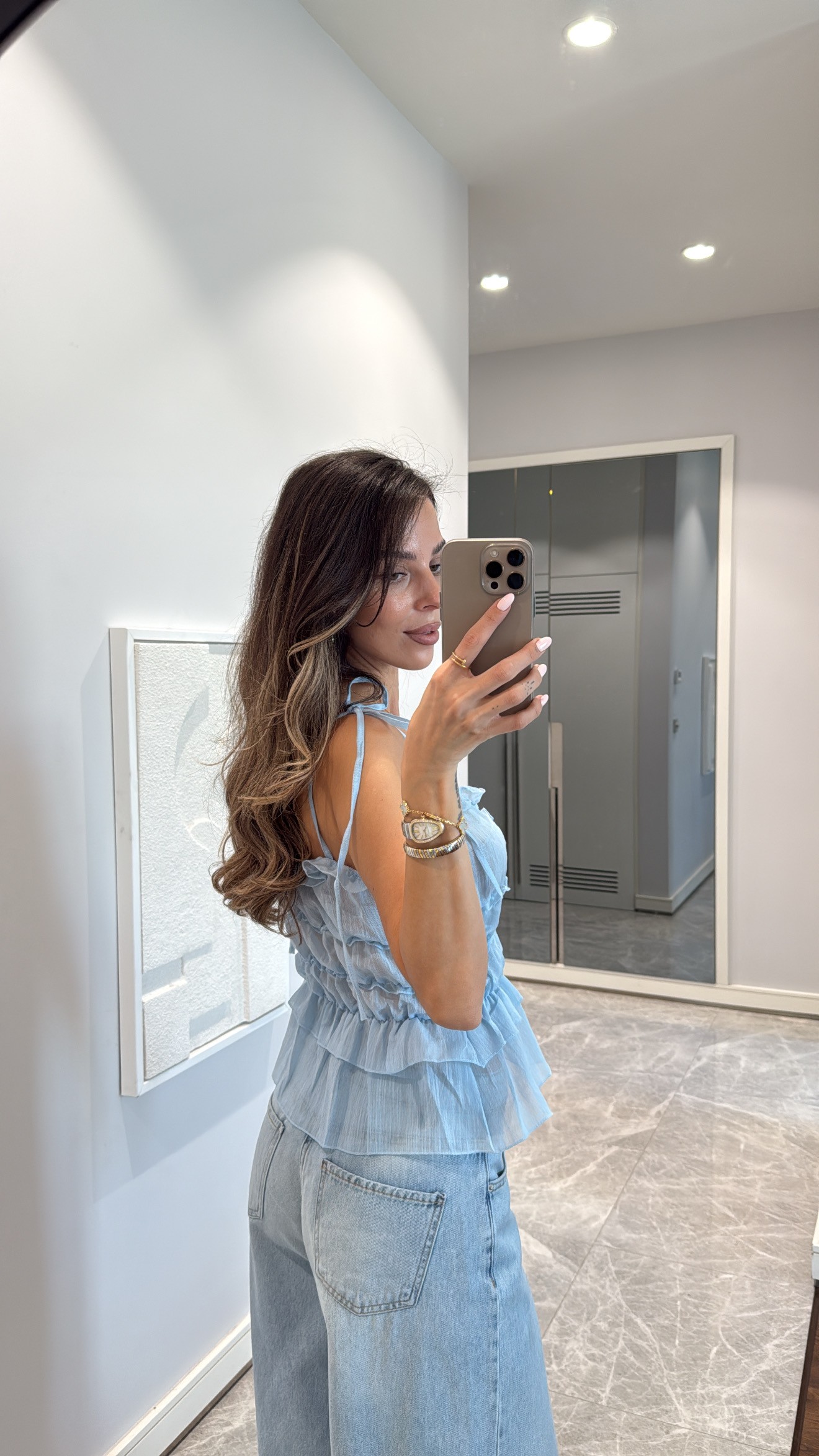 FIRFIRLI GÜL DETAYLI ASKILI BLUZ