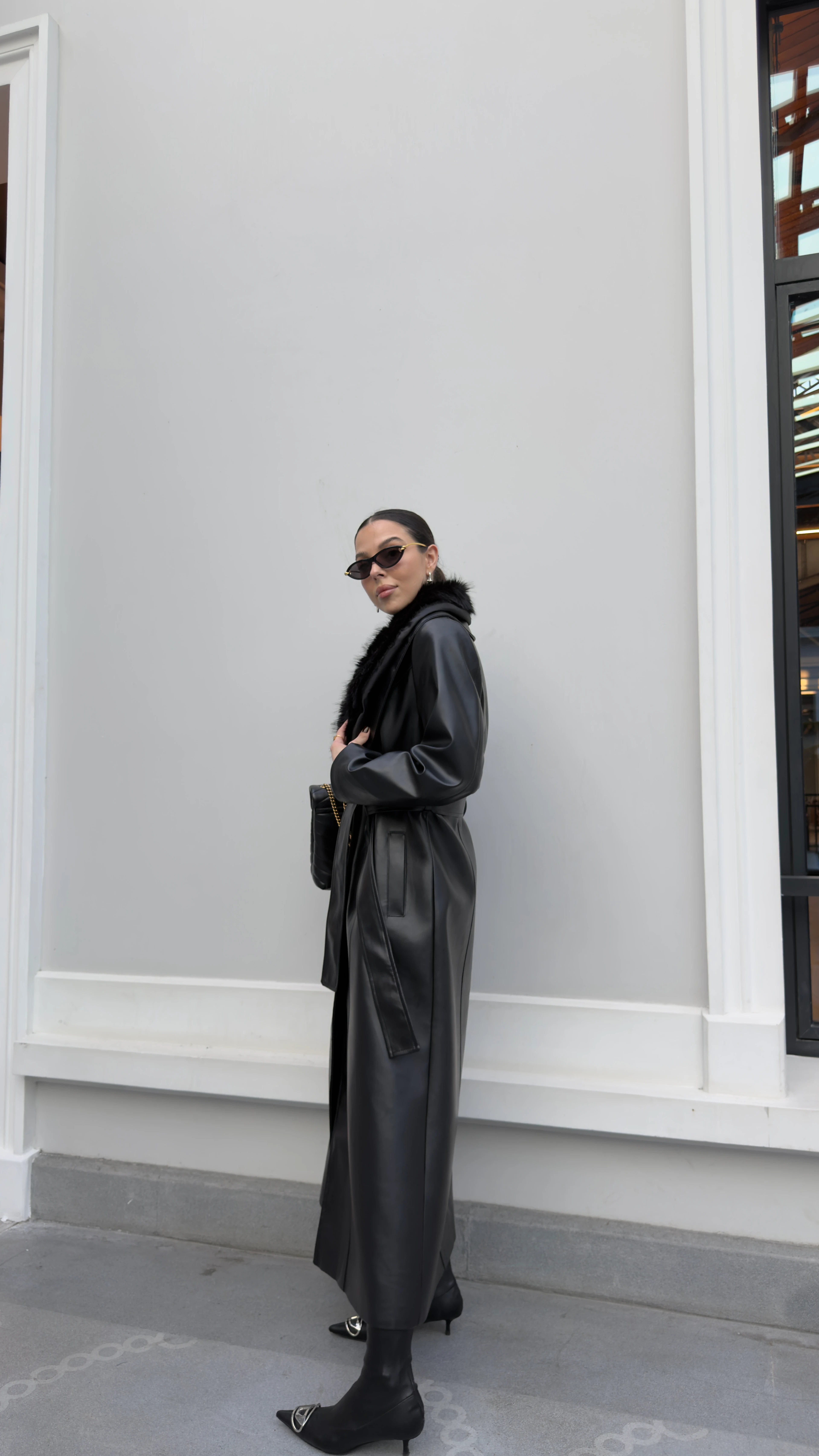 YAKASI KÜRKLÜ SİYAH DERİ KABAN