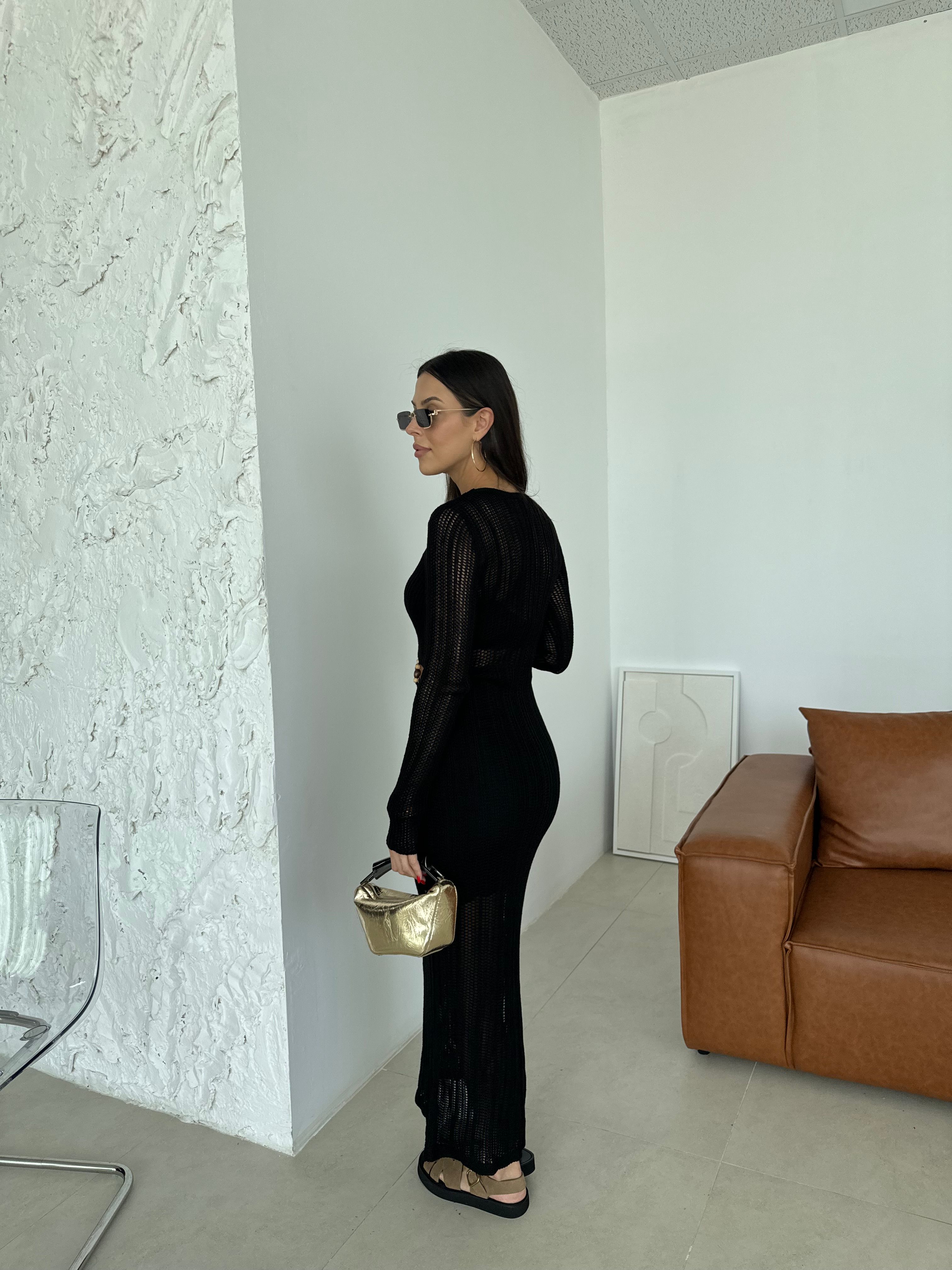 siyah yırtmaçlı boncuk detaylı triko elbise