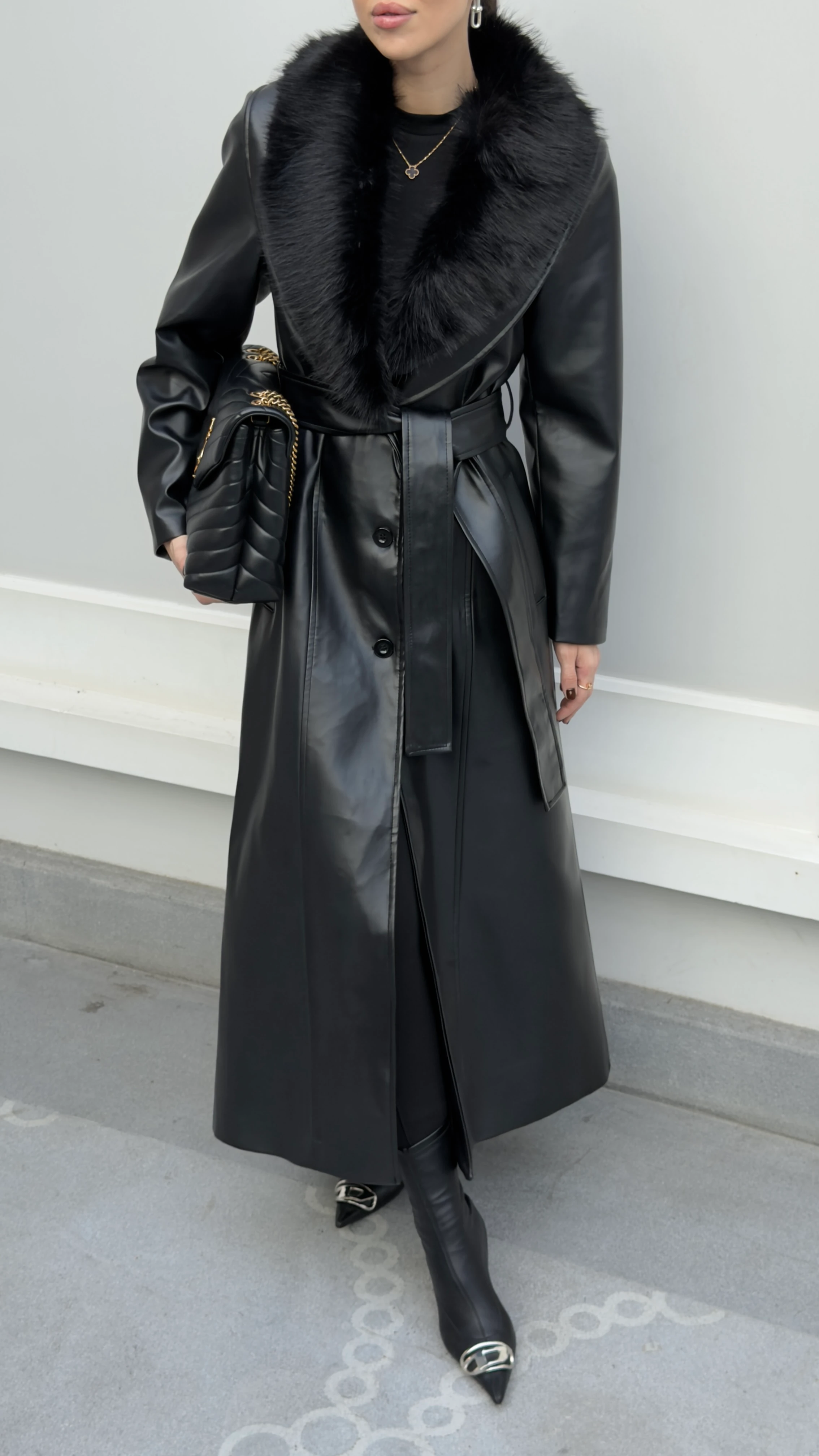 YAKASI KÜRKLÜ SİYAH DERİ KABAN