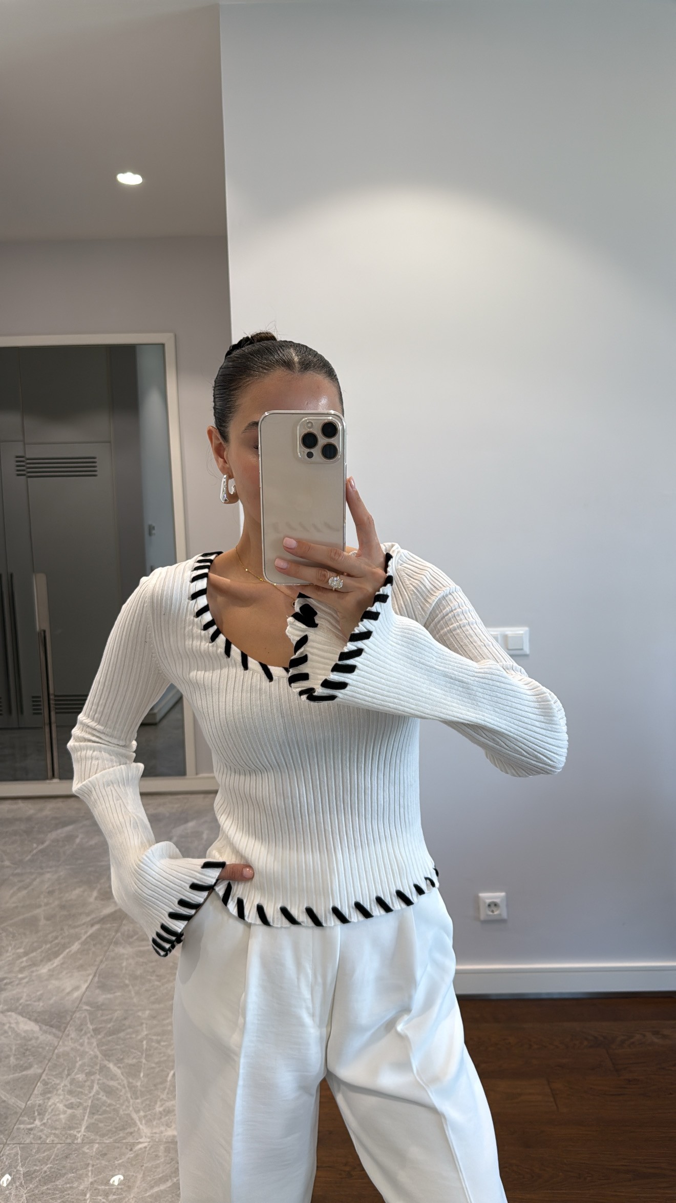 KONTRAST DETAYLI TRİKO BLUZ - BEYAZ