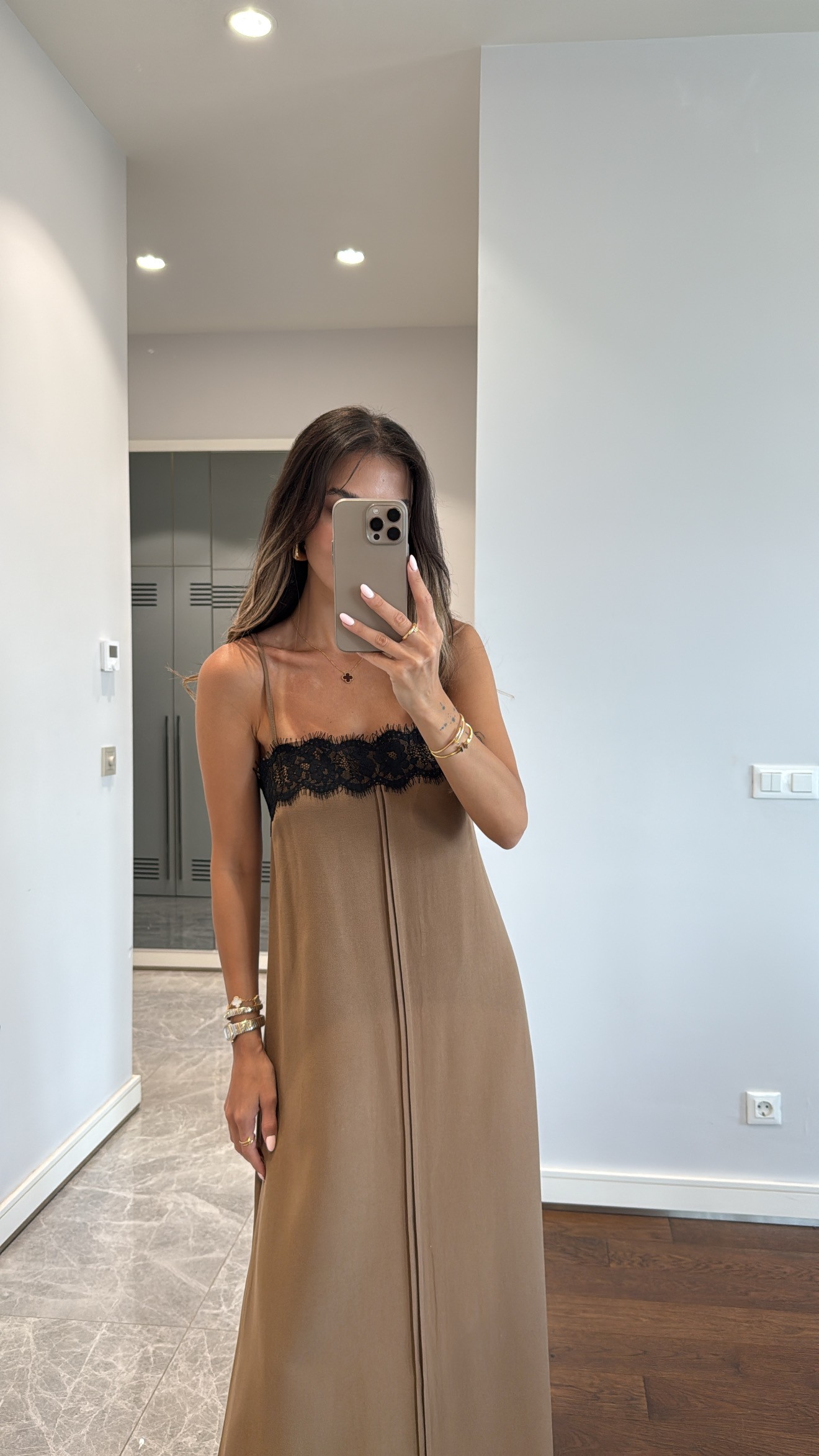 DANTEL DETAYLI MAXİ ELBİSE