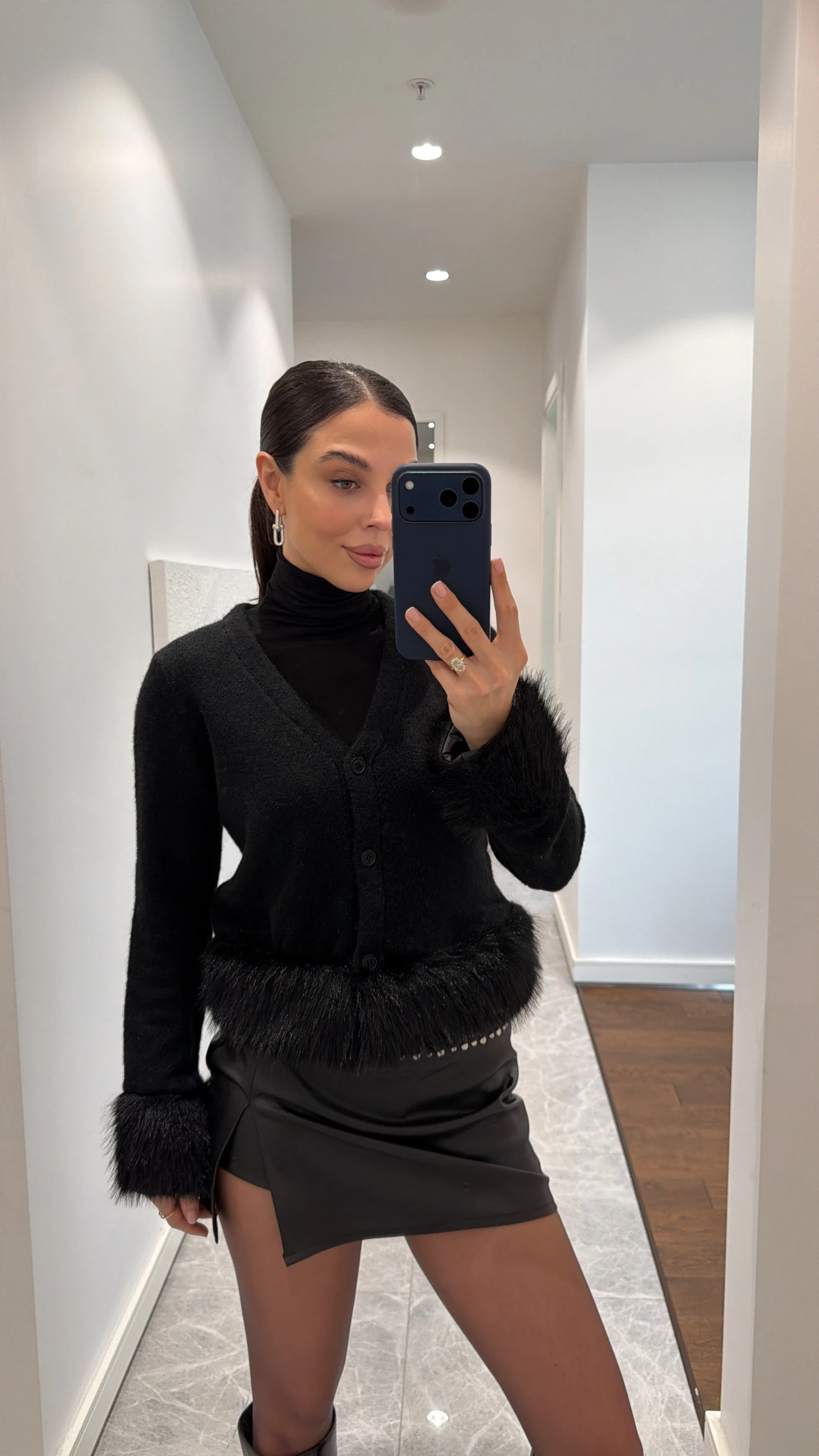 SİYAH KÜRKLÜ TRİKO HIRKA