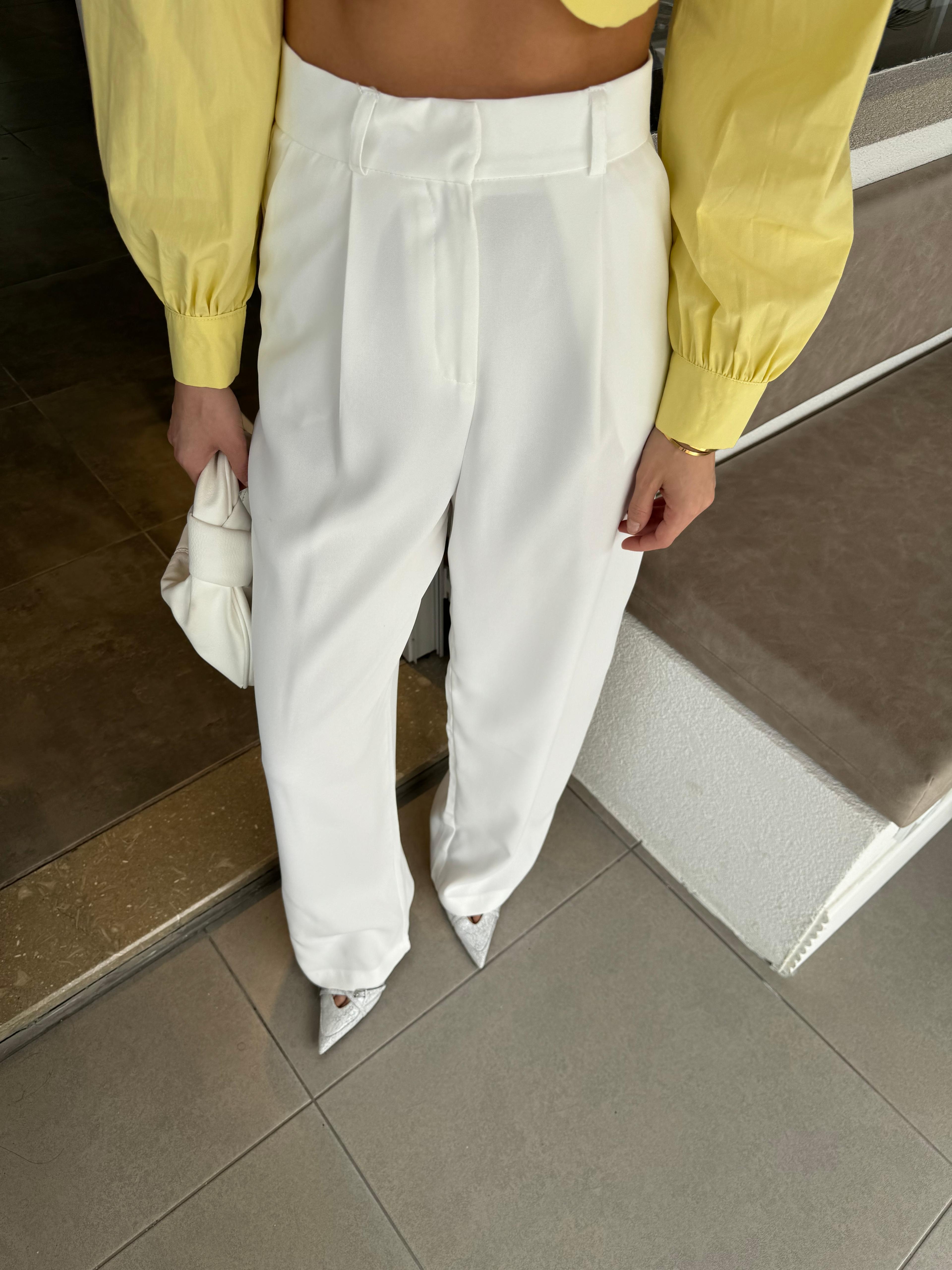 Marka model bel detaylı beyaz pallazo pantolon