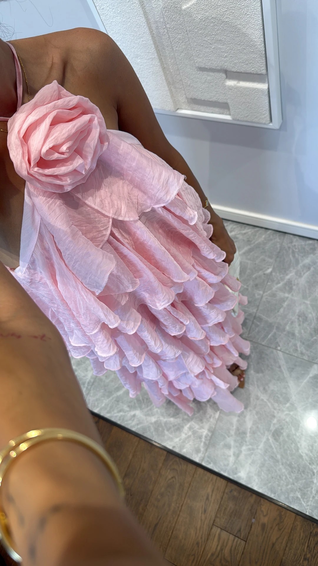 GÜL DETAYLI KAT KAT PEMBE ELBİSE