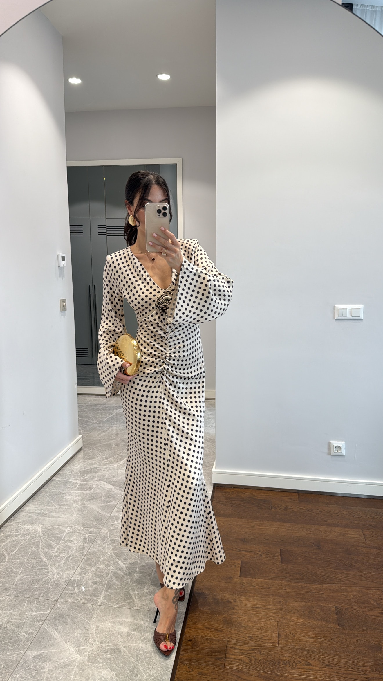GÜL DETAYLI PUANTİYE DESENLİ ELBİSE