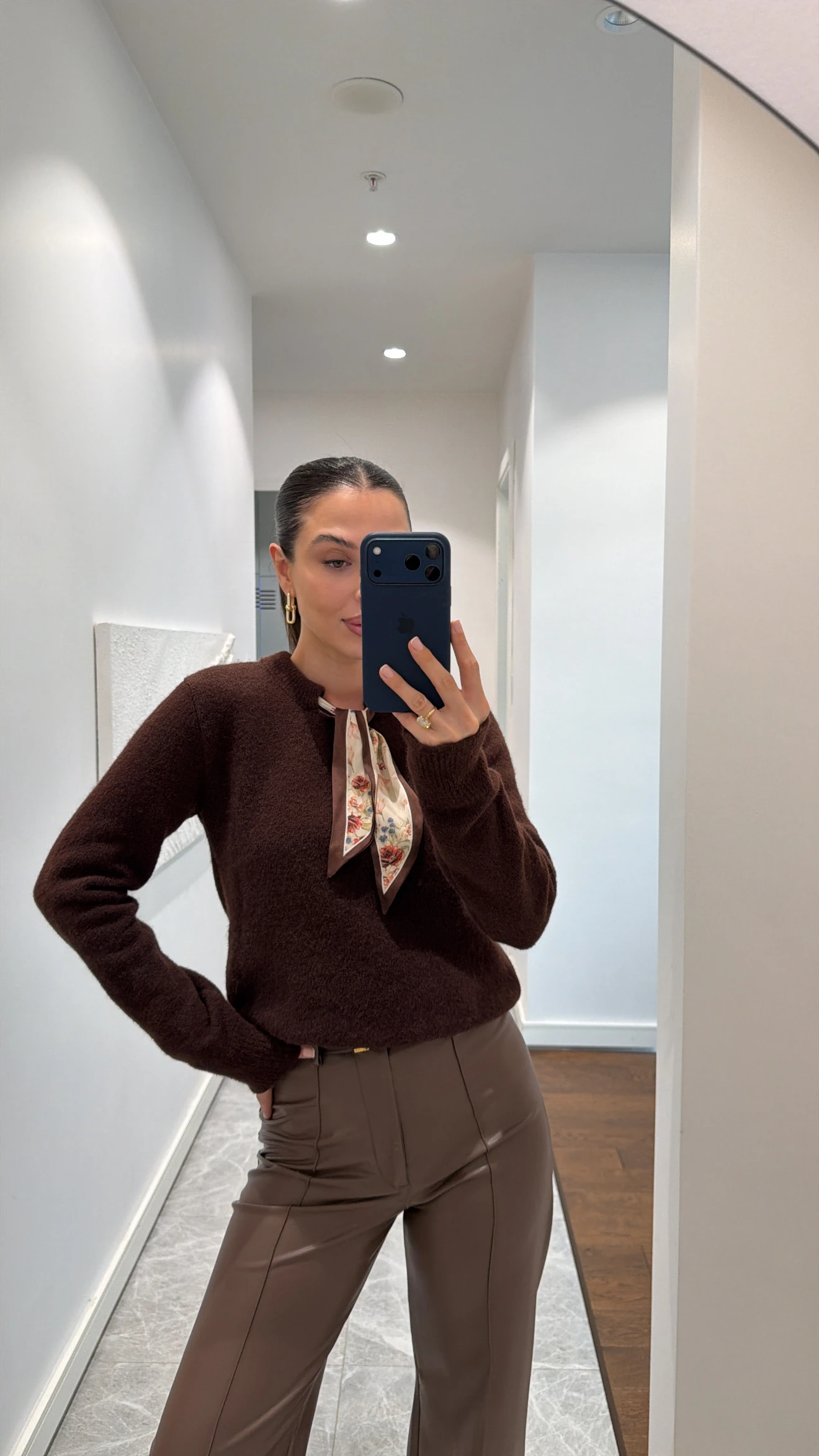 BİSİKLET YAKA FULARLI TRİKO KAZAK - KOYU KAHVE