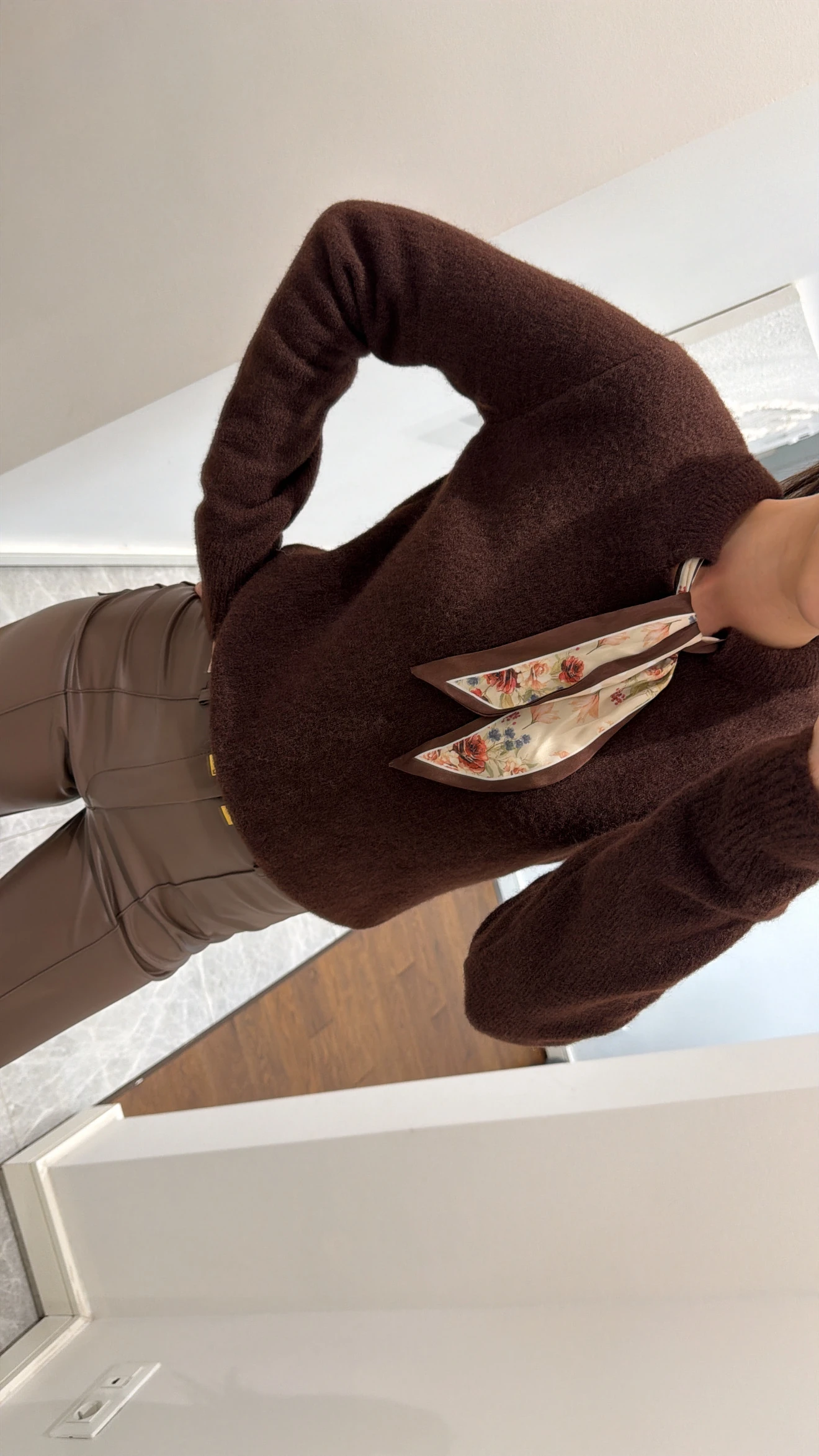 BİSİKLET YAKA FULARLI TRİKO KAZAK