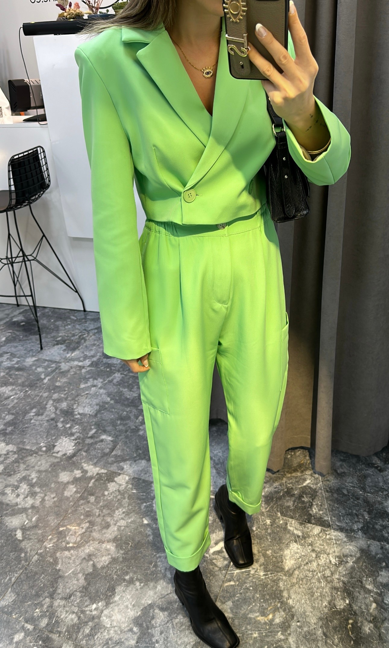 Yeşil astarlı crop ceket havuç pantolon takım