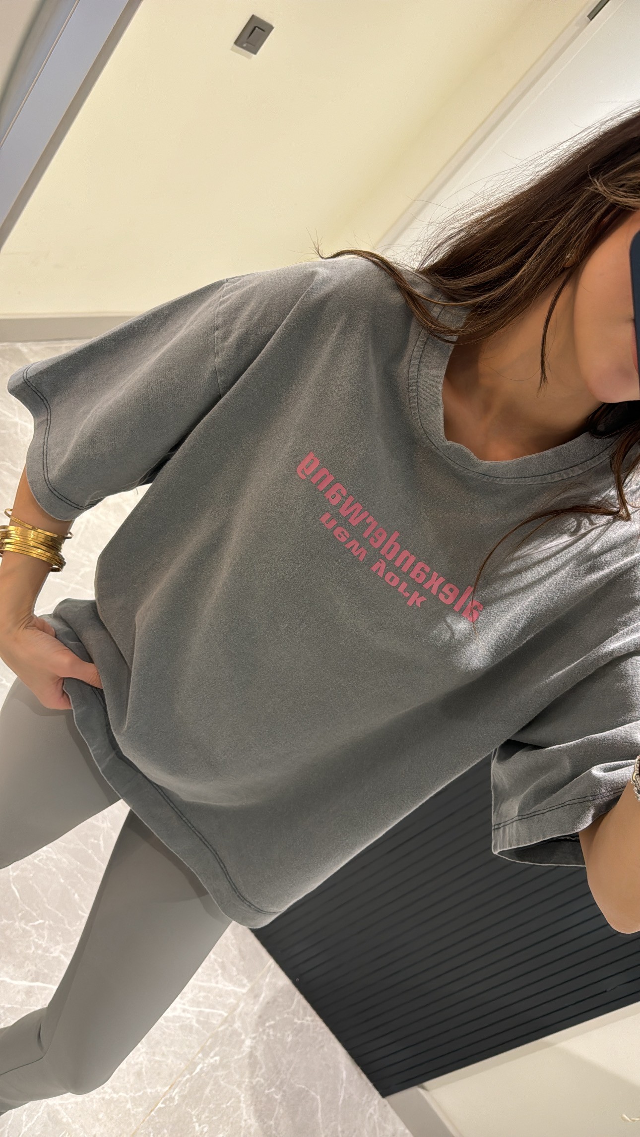 pembe yazı detaylı eskitme gri renk tişört