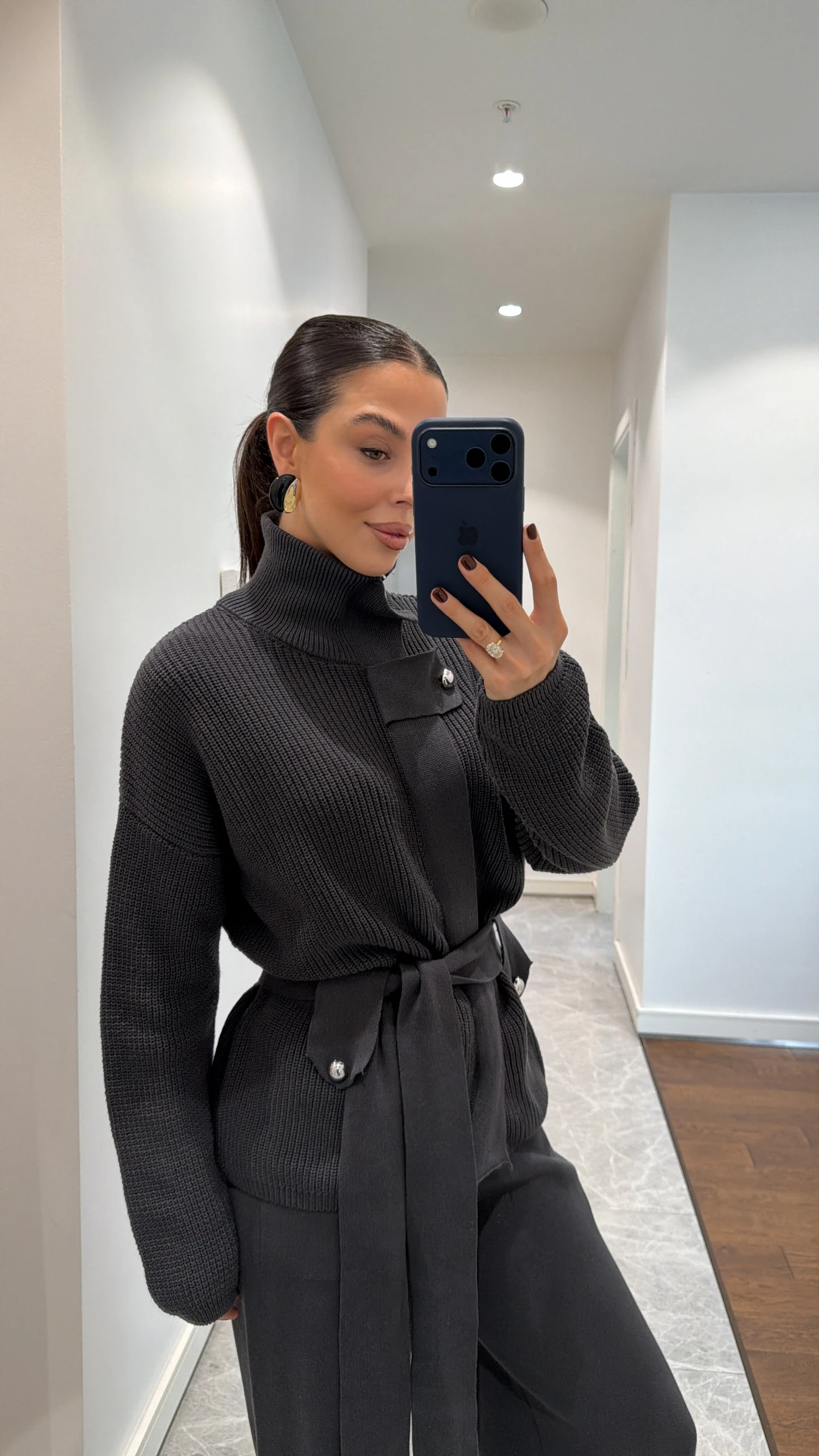 DİK YAKALI KUŞAKLI TRİKO TAKIM