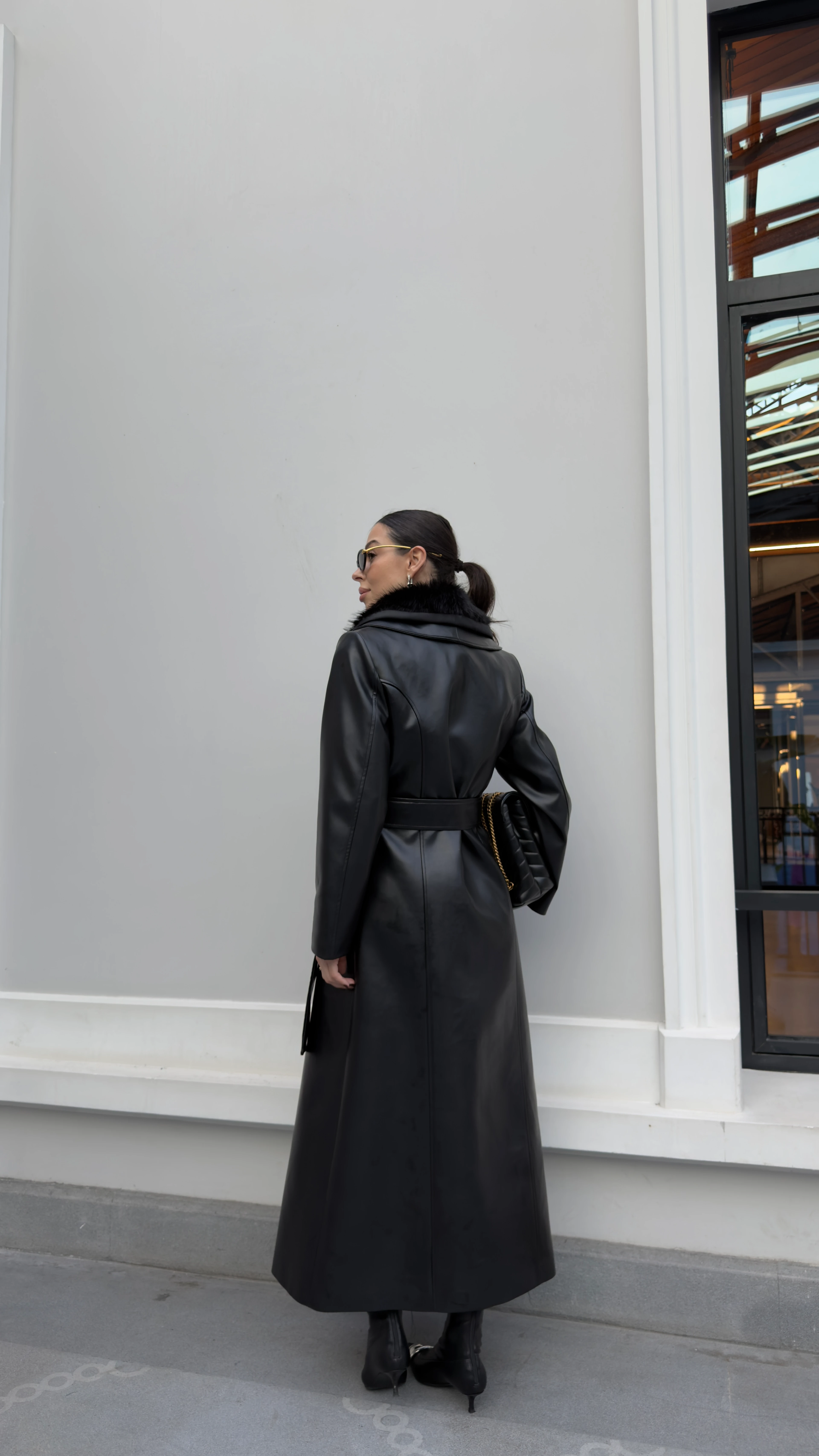 YAKASI KÜRKLÜ SİYAH DERİ KABAN