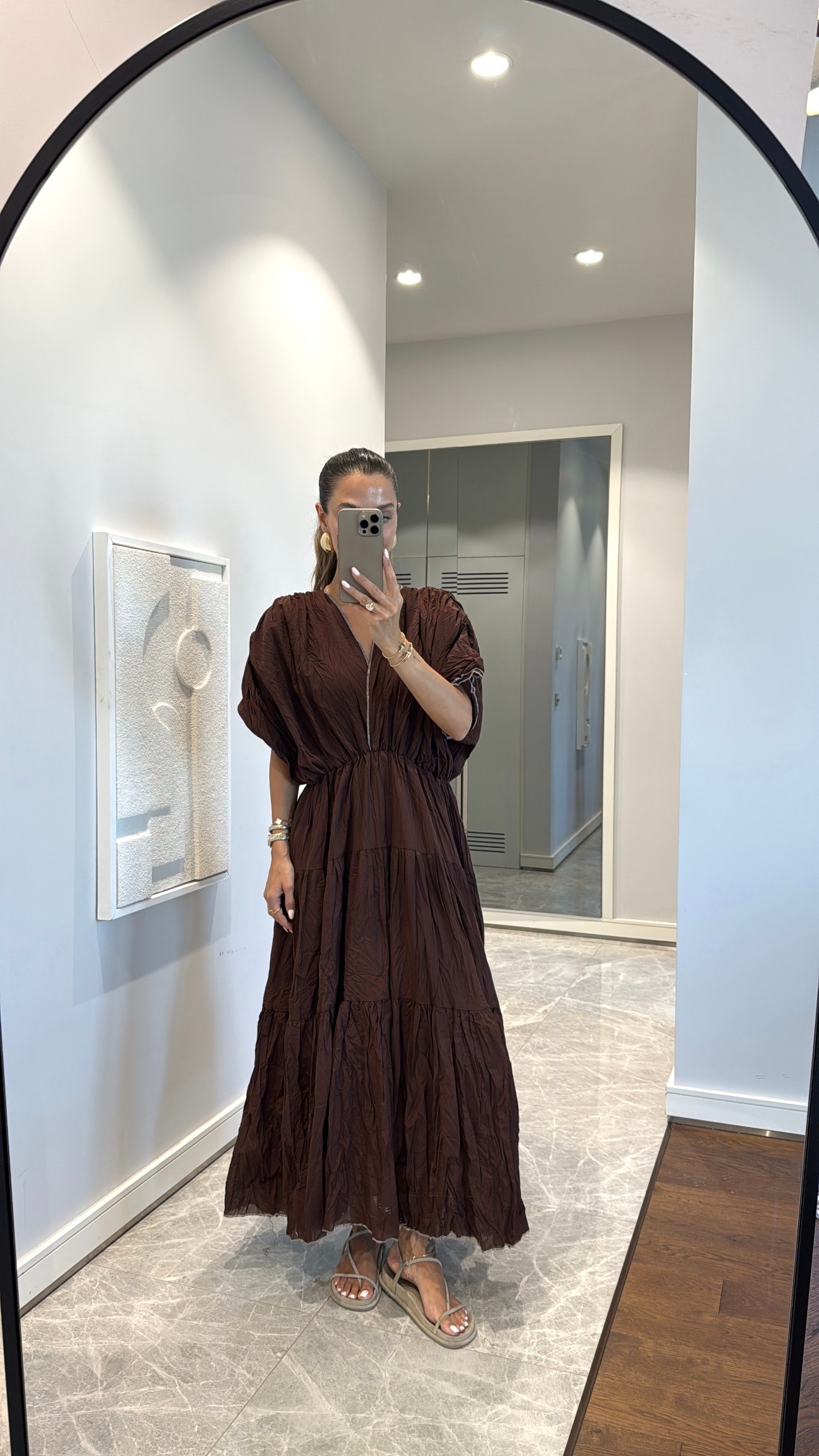 V YAKA SALAŞ VOLANLI MAXİ ELBİSE - KAHVE