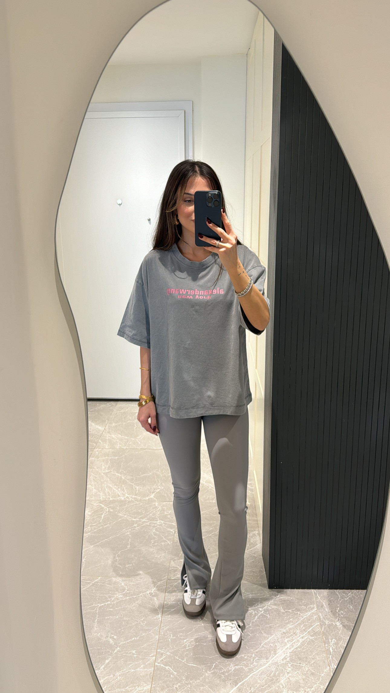 pembe yazı detaylı eskitme gri renk tişört