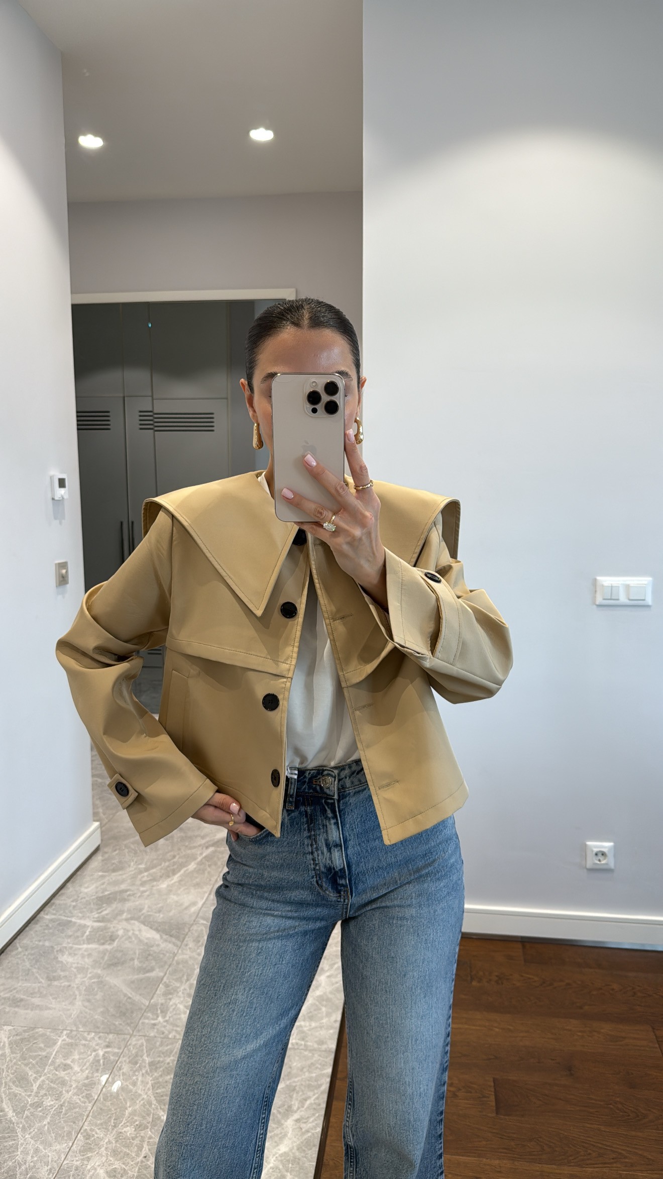 DÜĞMELİ KISA BEBE YAKA TRENÇKOT