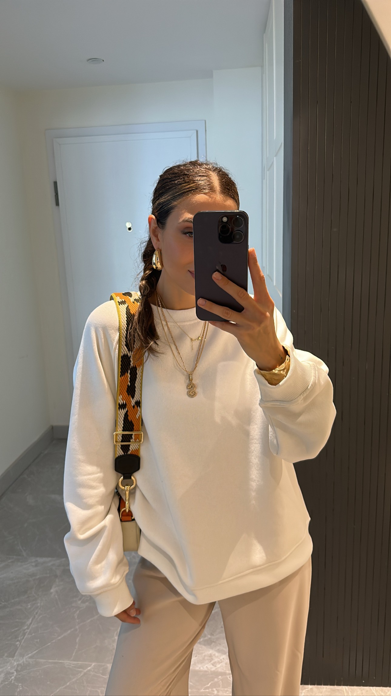 etiketli şardonlu içi pamuklu beyaz oversize sweat