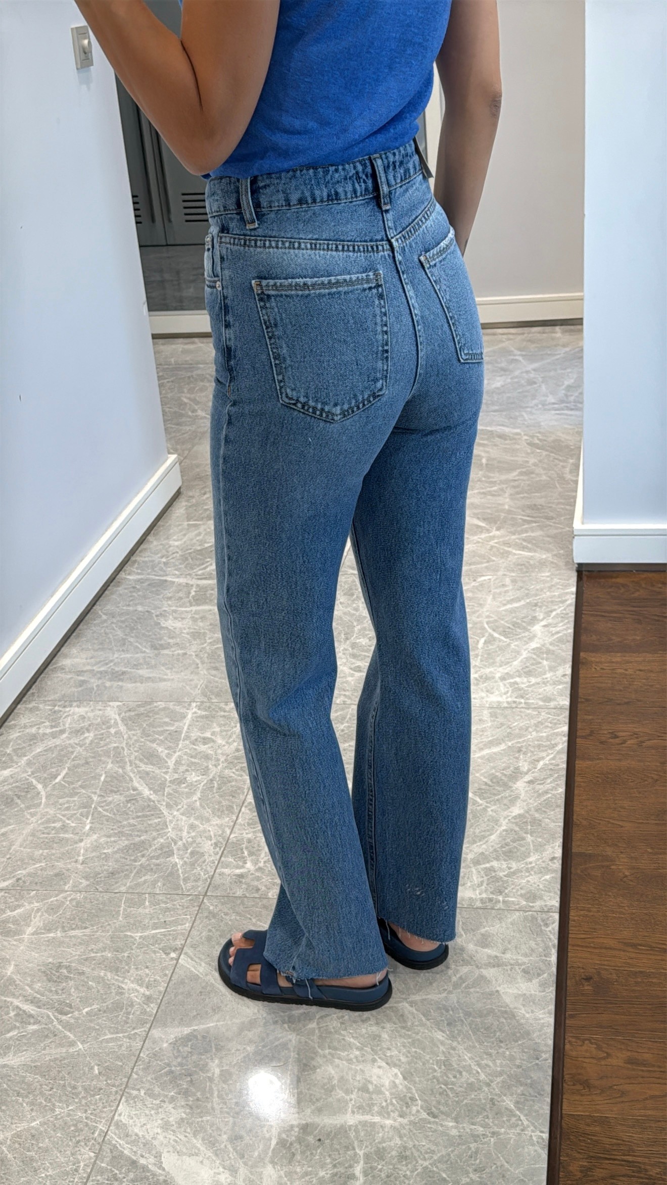 YÜKSEK BEL KESİK PAÇA JEAN PANTOLON