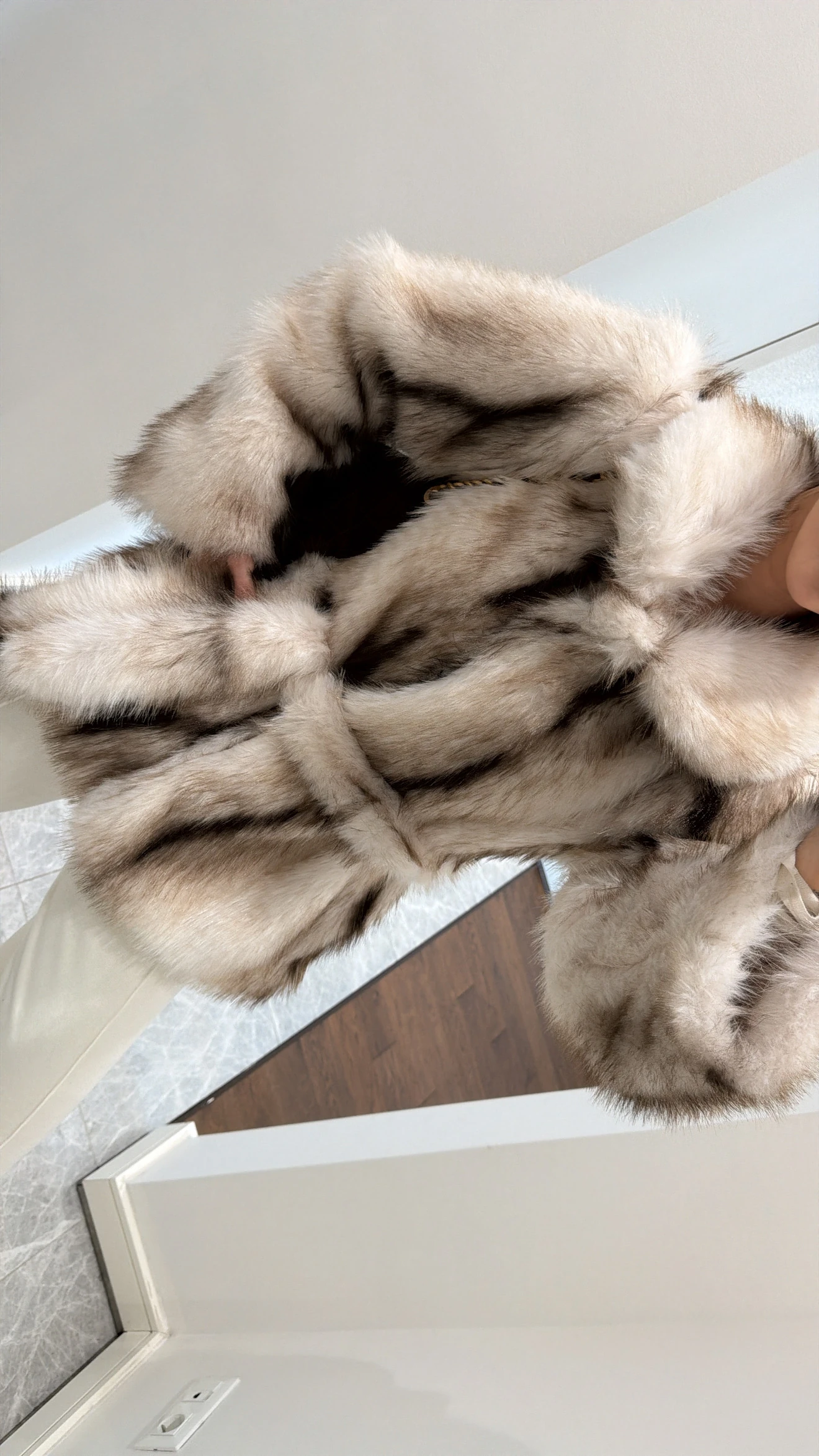 EKRU KAHVE GEÇİŞLİ KUŞAKLI KÜRK