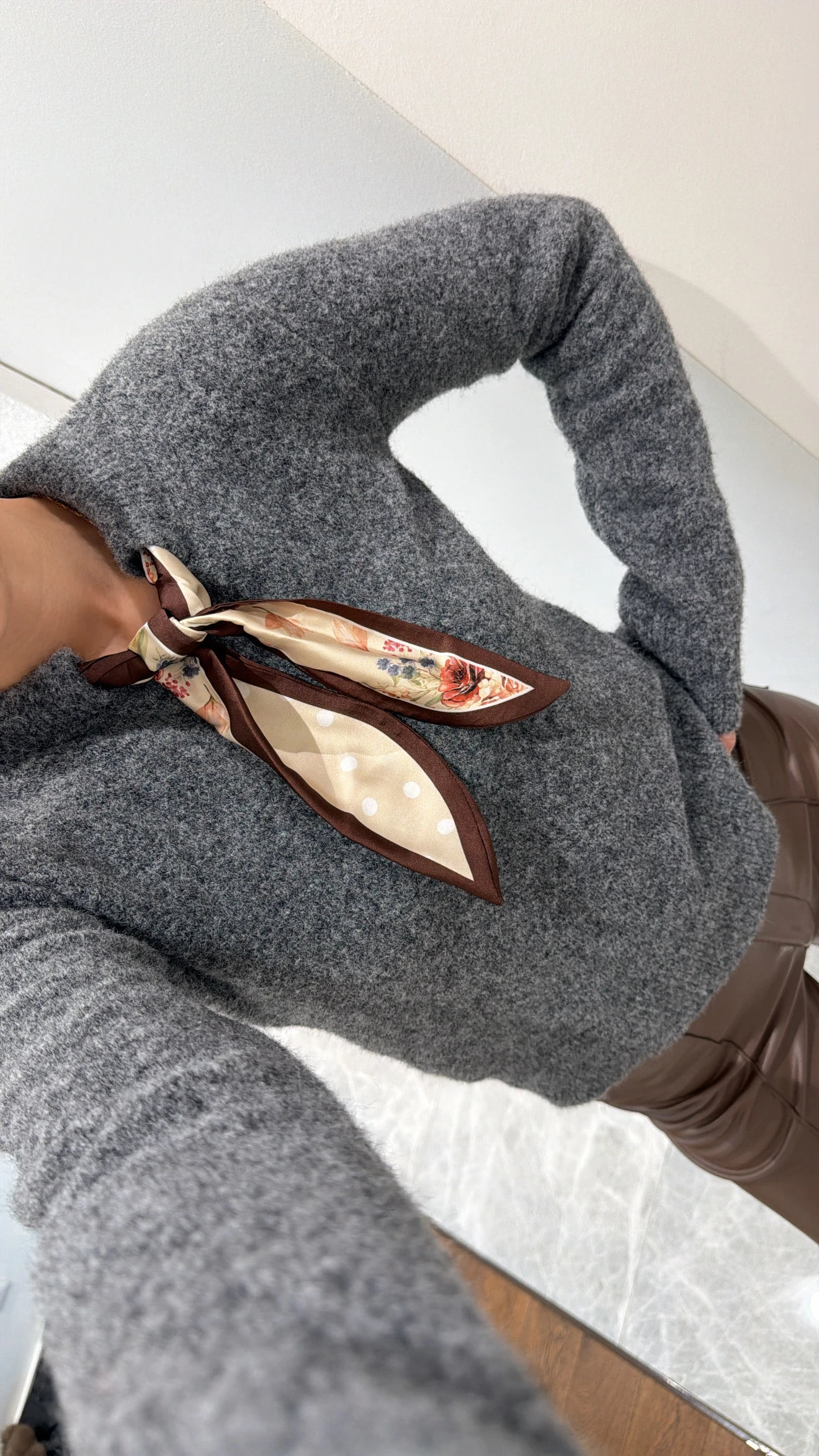 BİSİKLET YAKA FULARLI TRİKO KAZAK