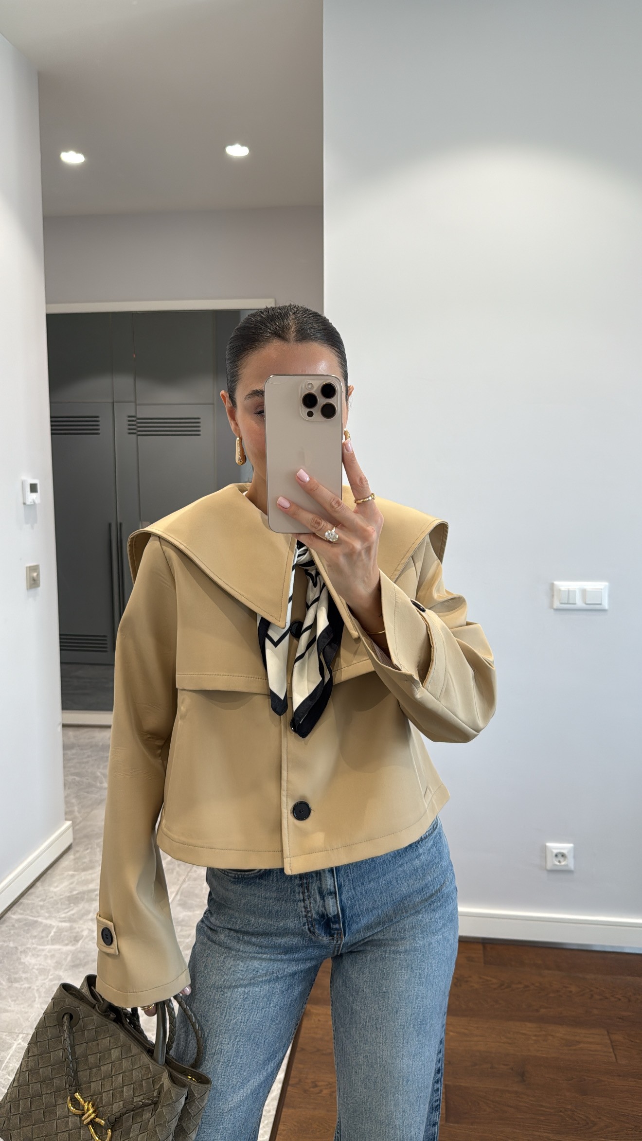 DÜĞMELİ KISA BEBE YAKA TRENÇKOT